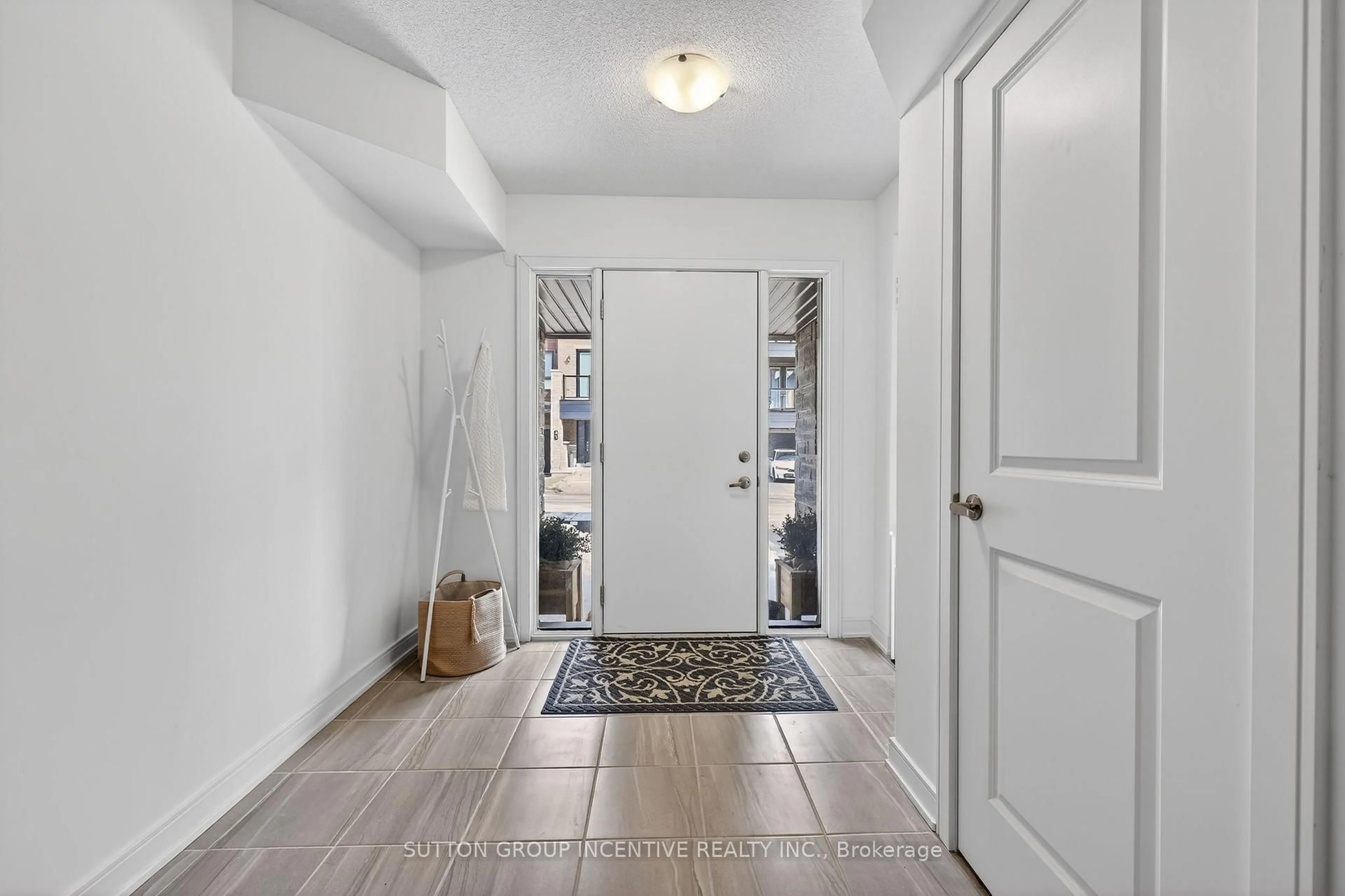 Indoor entryway for 46 Spry Lane, Barrie Ontario L9J 0N6