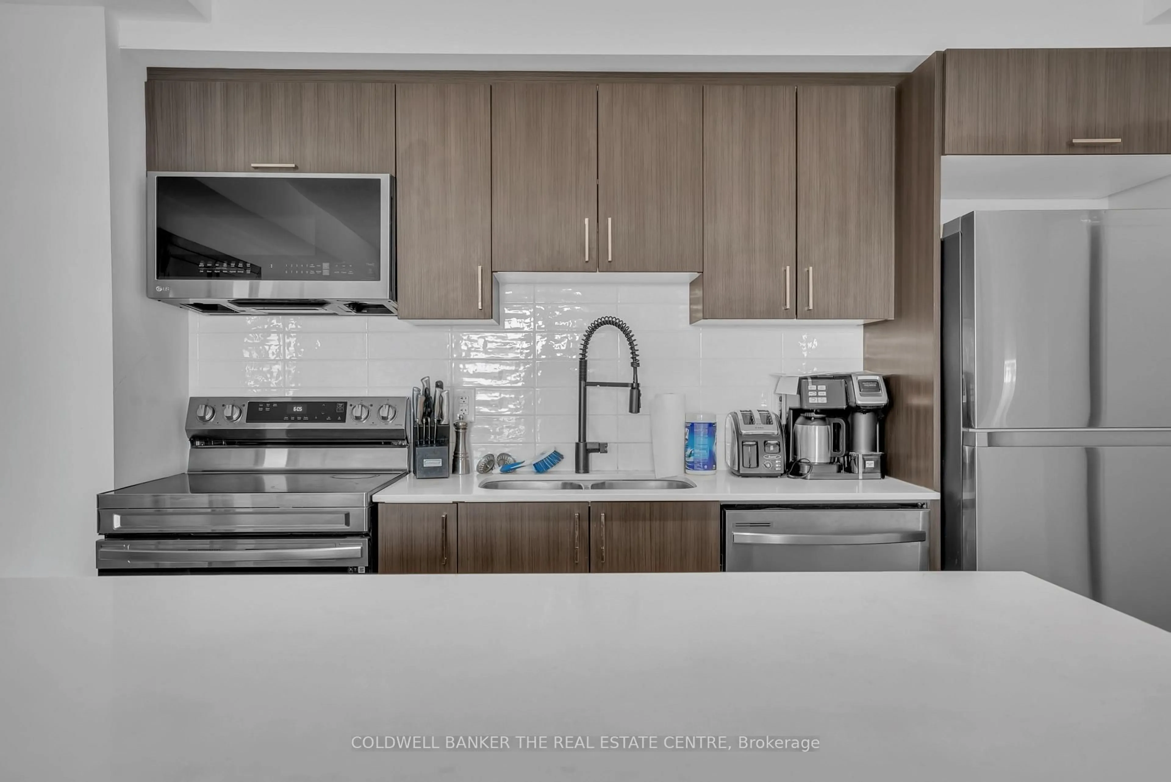 Standard kitchen, unknown for 5 Chef Lane #512, Barrie Ontario L9J 0J8