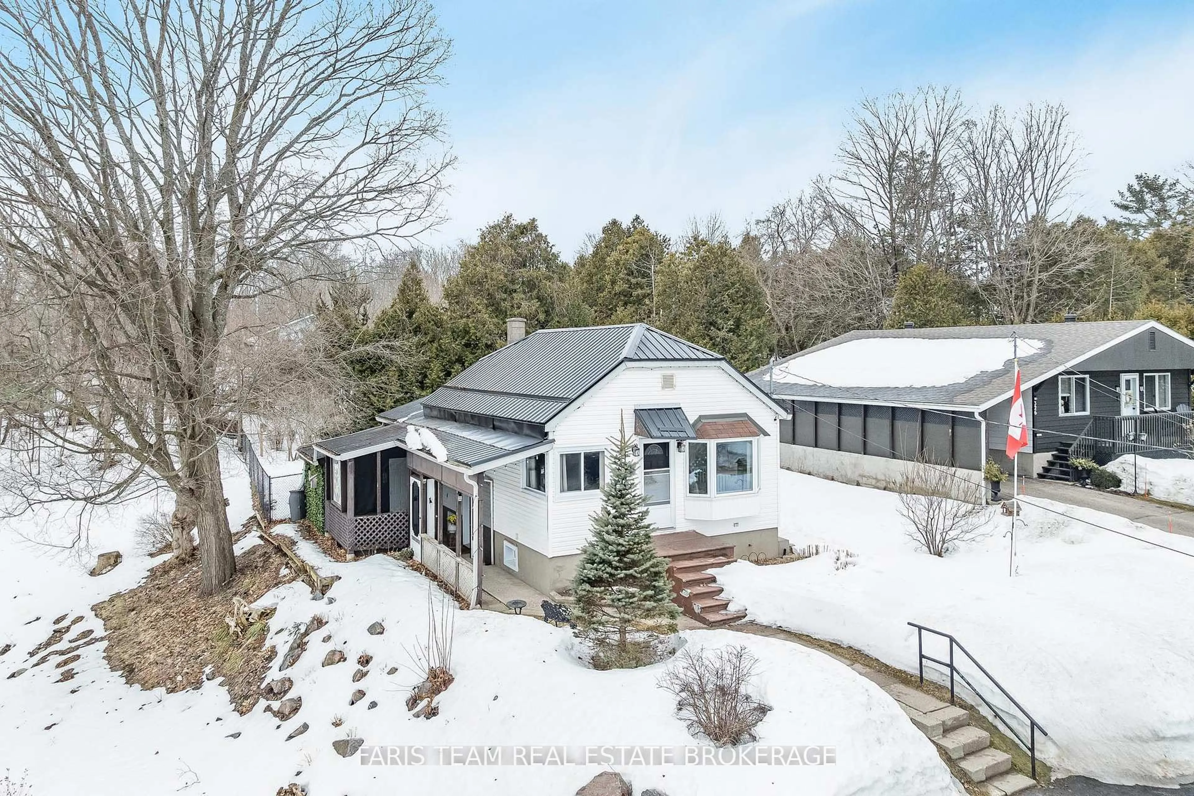 A pic from outside/outdoor area/front of a property/back of a property/a pic from drone, mountain view for 328 Percy St, Tay Ontario L0K 2C0