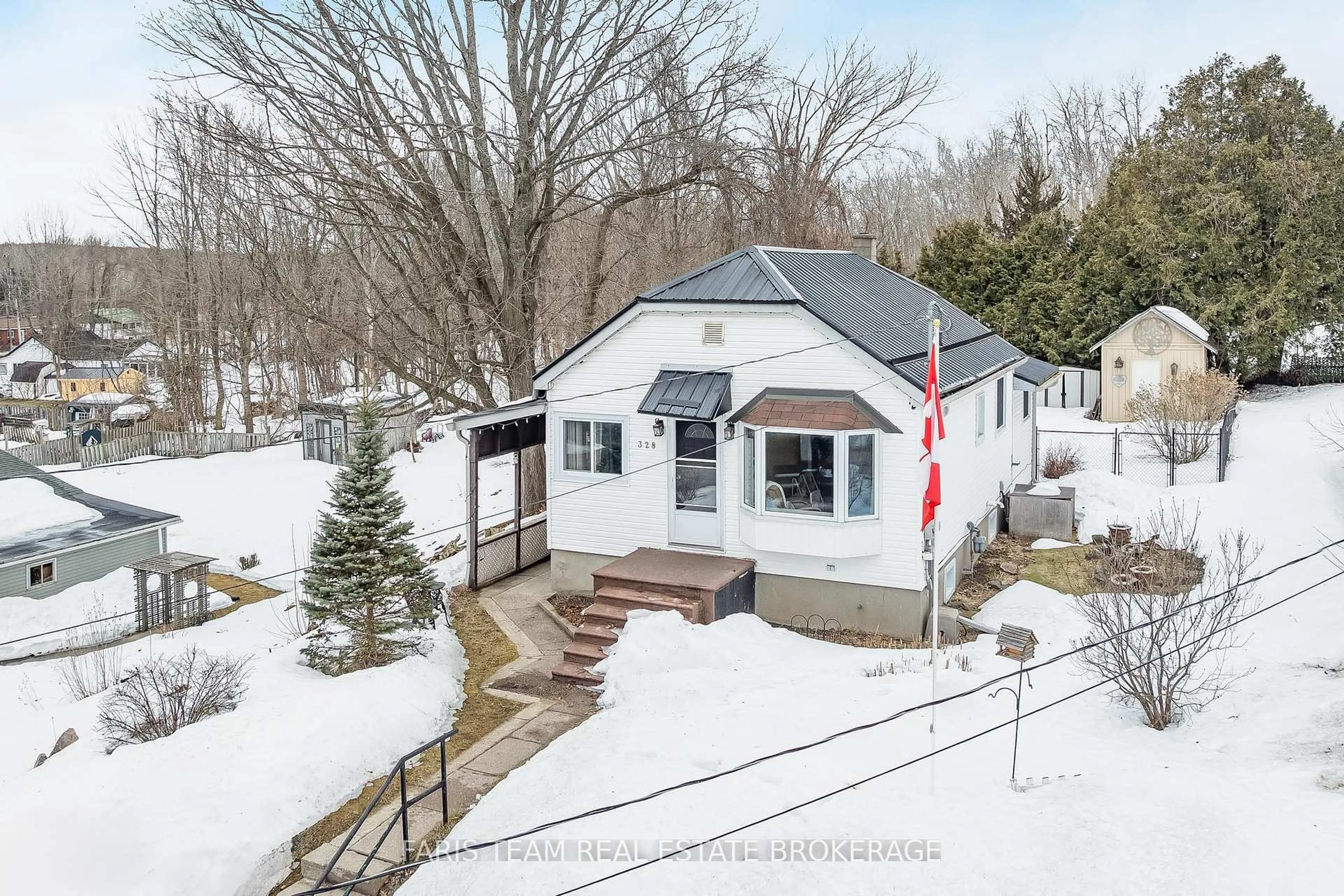 A pic from outside/outdoor area/front of a property/back of a property/a pic from drone, street for 328 Percy St, Tay Ontario L0K 2C0