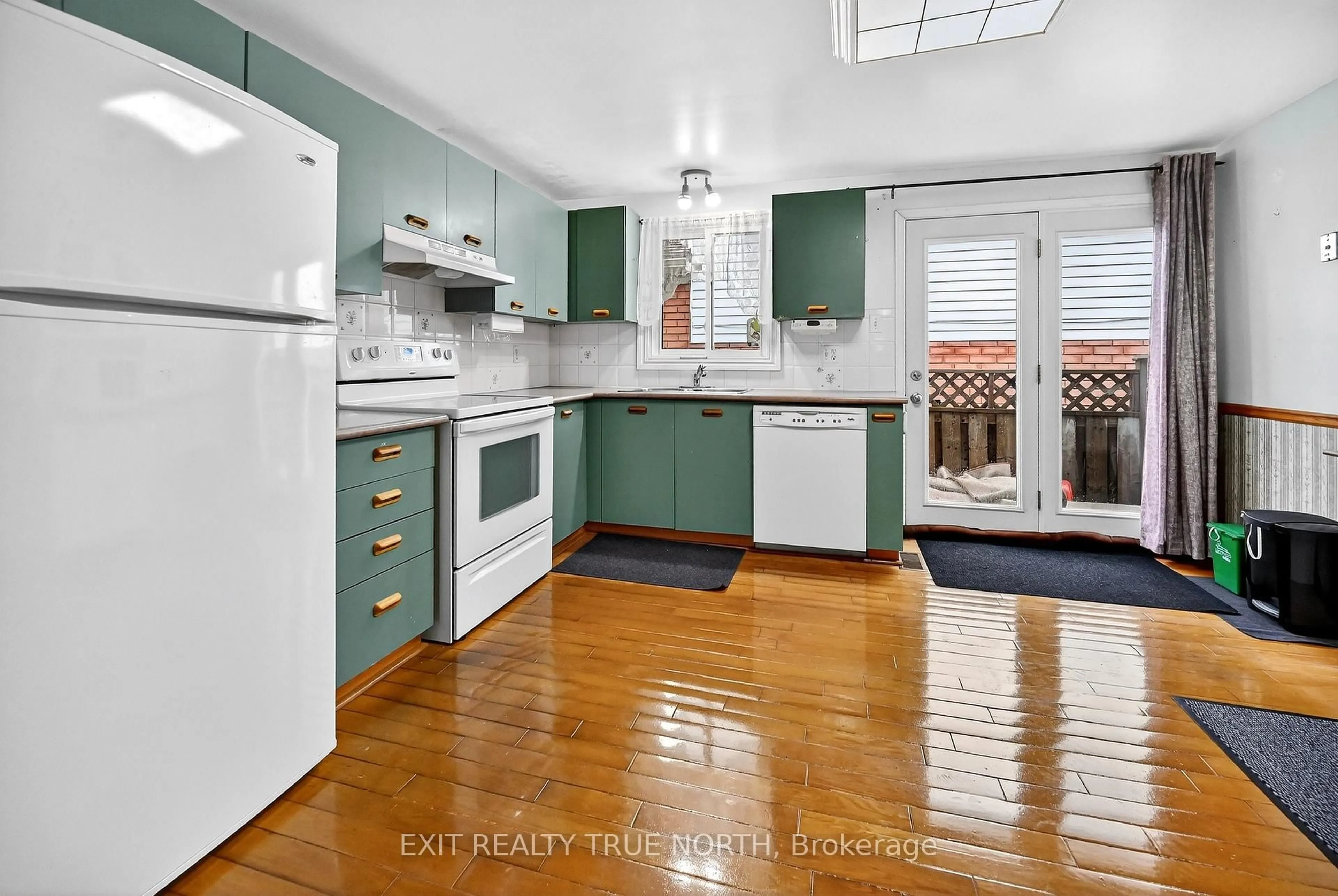 Standard kitchen, ceramic/tile floor for 9 Sinclair Crt, Barrie Ontario L4N 5X8