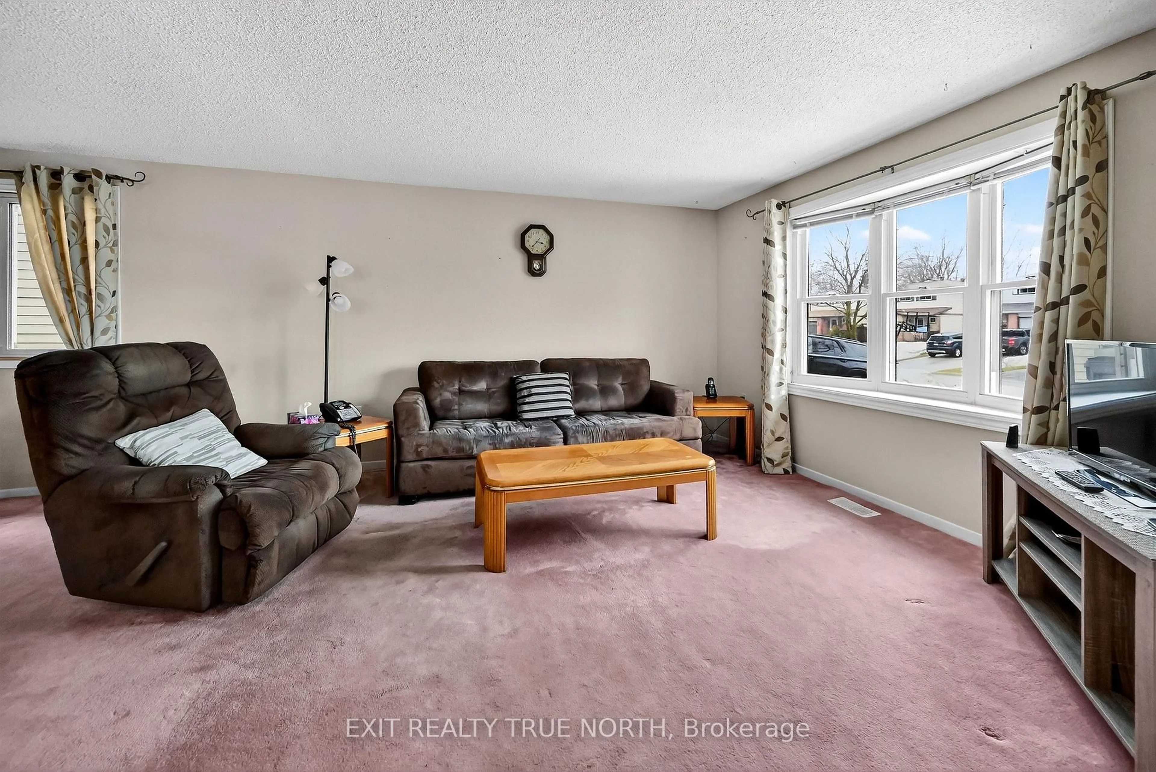 Living room with furniture, carpet floor for 9 Sinclair Crt, Barrie Ontario L4N 5X8
