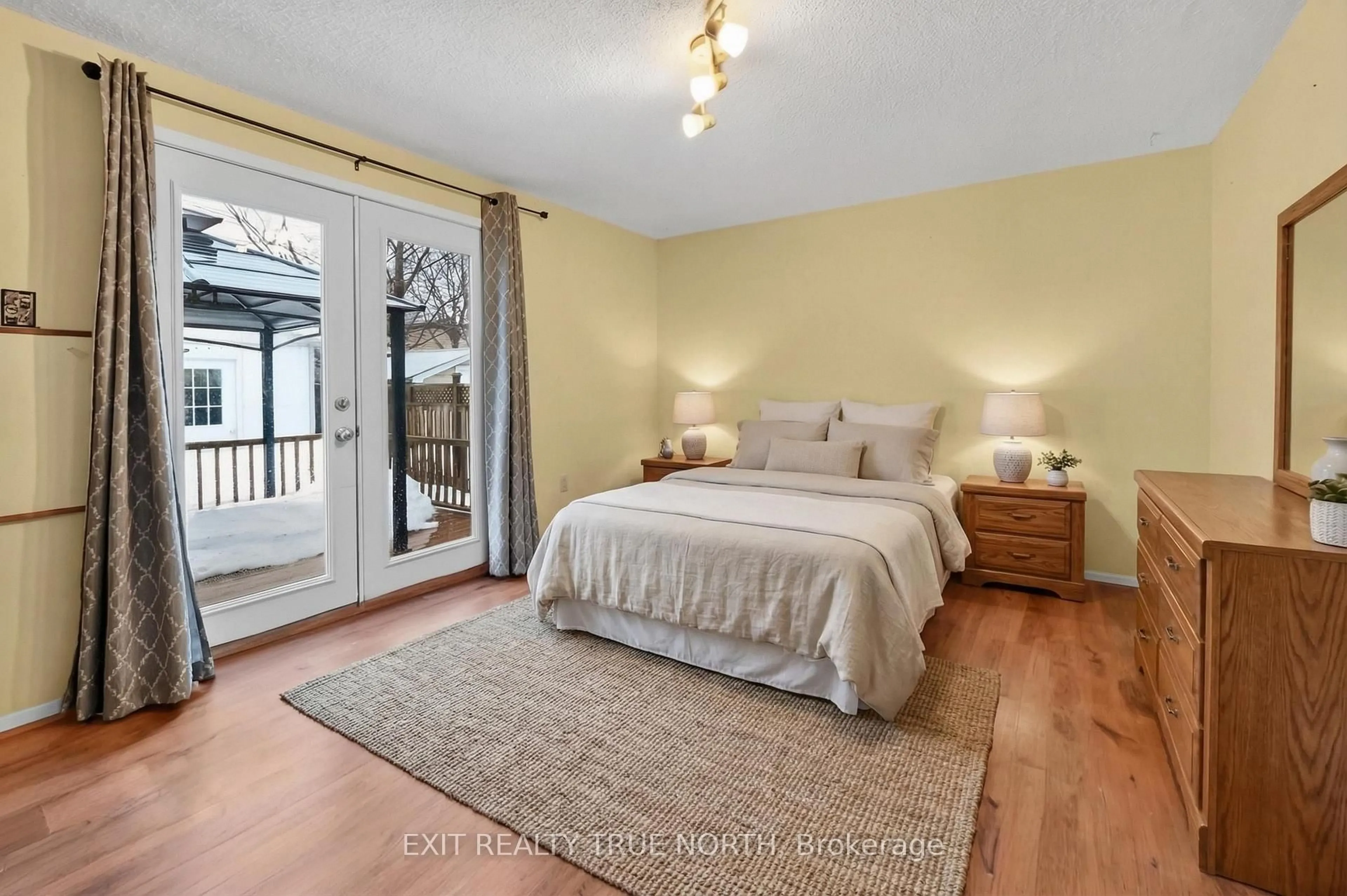 Bedroom with bed, unknown for 9 Sinclair Crt, Barrie Ontario L4N 5X8