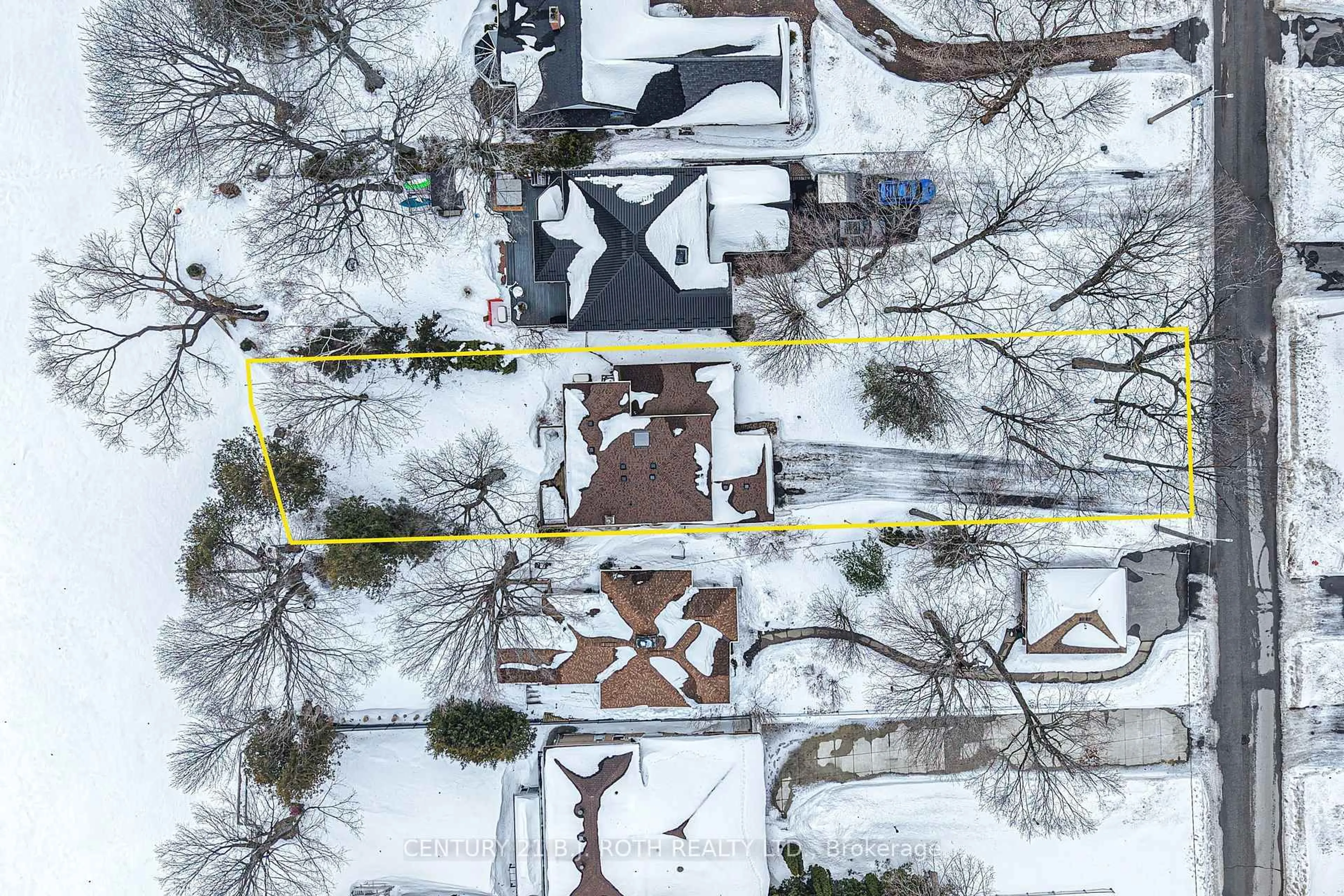 A pic from outside/outdoor area/front of a property/back of a property/a pic from drone, street for 698 Broadview Ave, Orillia Ontario L3V 6P3