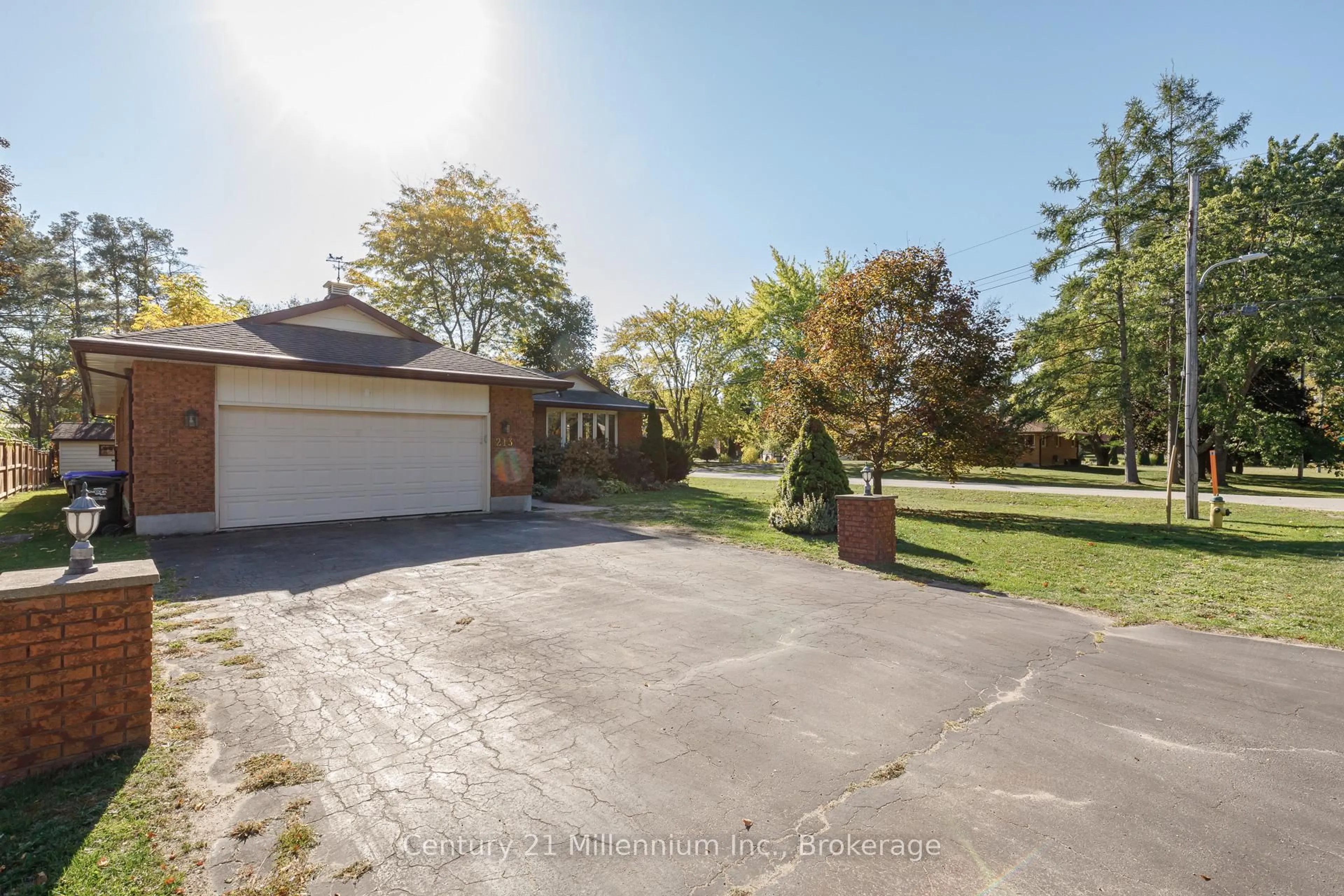 A pic from outside/outdoor area/front of a property/back of a property/a pic from drone, street for 213 Jane St, Clearview Ontario L0M 1S0