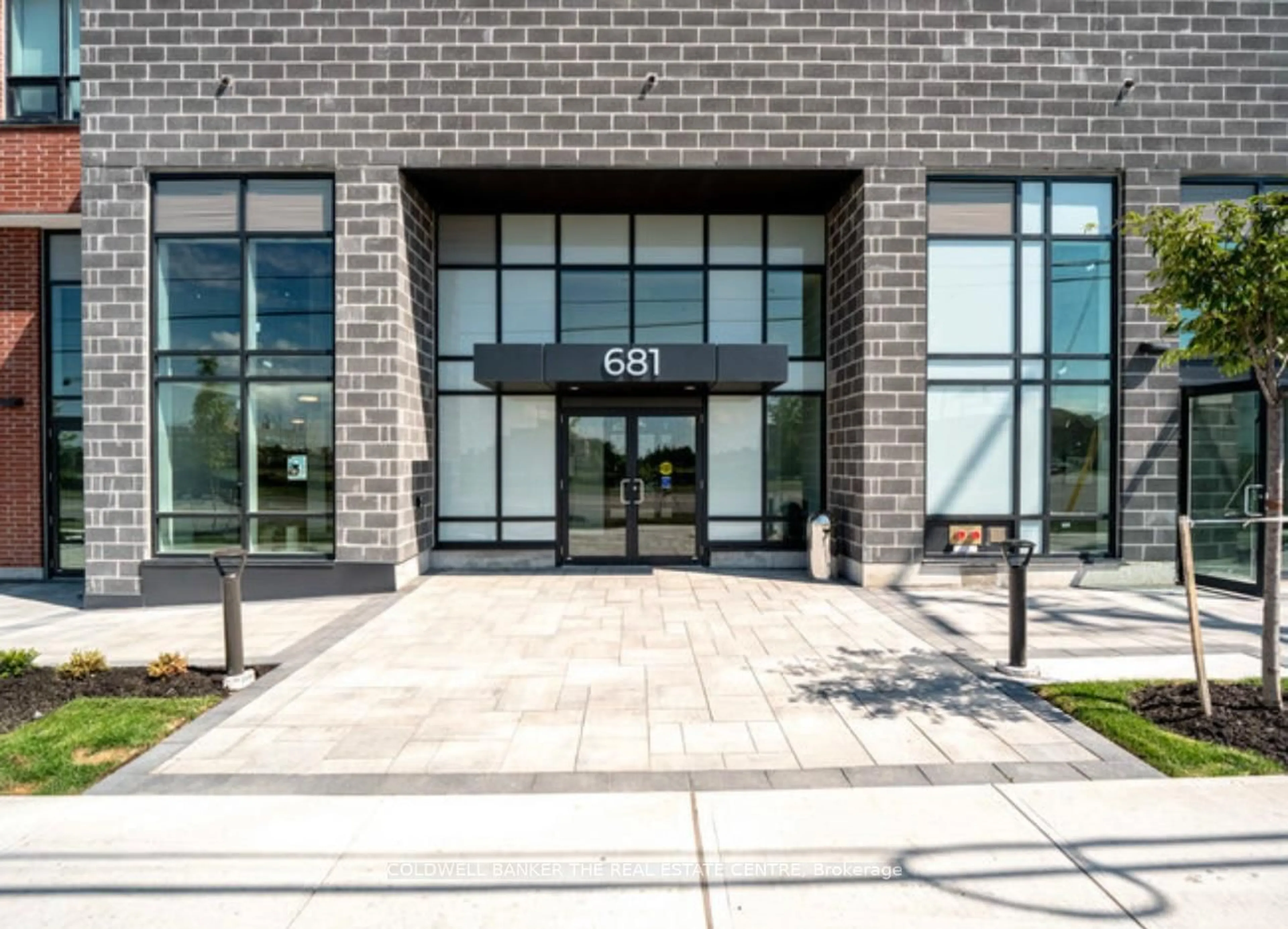 Indoor foyer for 681 Yonge St #516, Barrie Ontario L4N 4E8