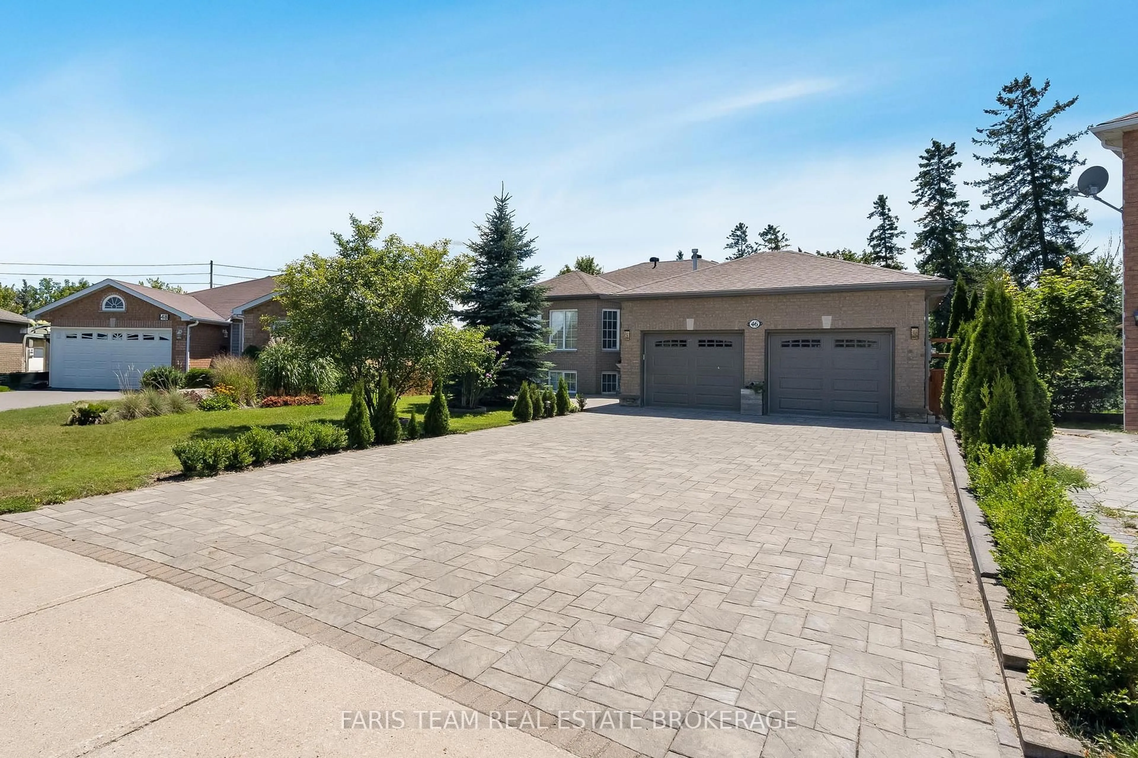 A pic from outside/outdoor area/front of a property/back of a property/a pic from drone, street for 46 Kell Pl, Barrie Ontario L4N 9K5