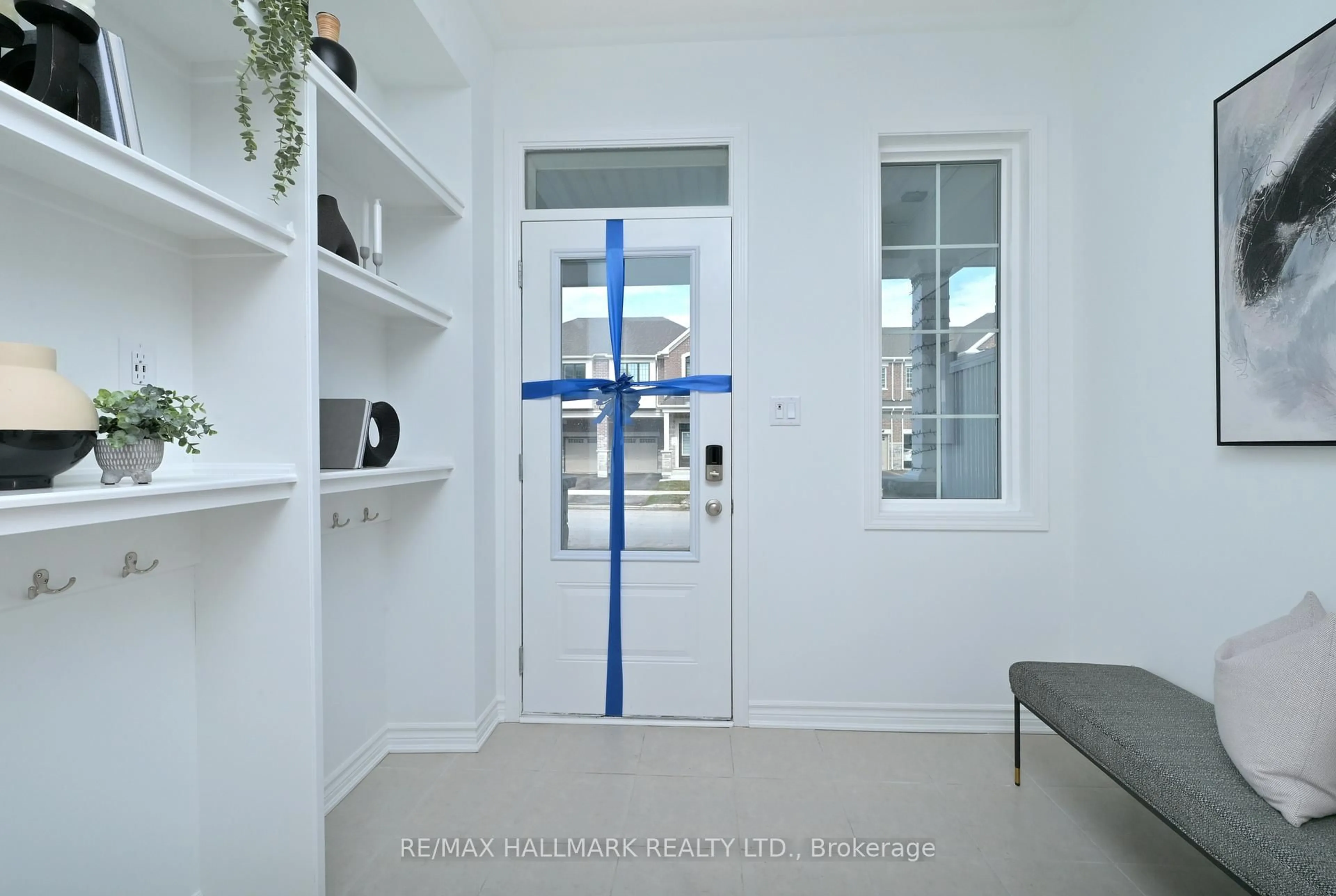 Indoor entryway for 116 Ennerdale St, Barrie Ontario L9J 1A5