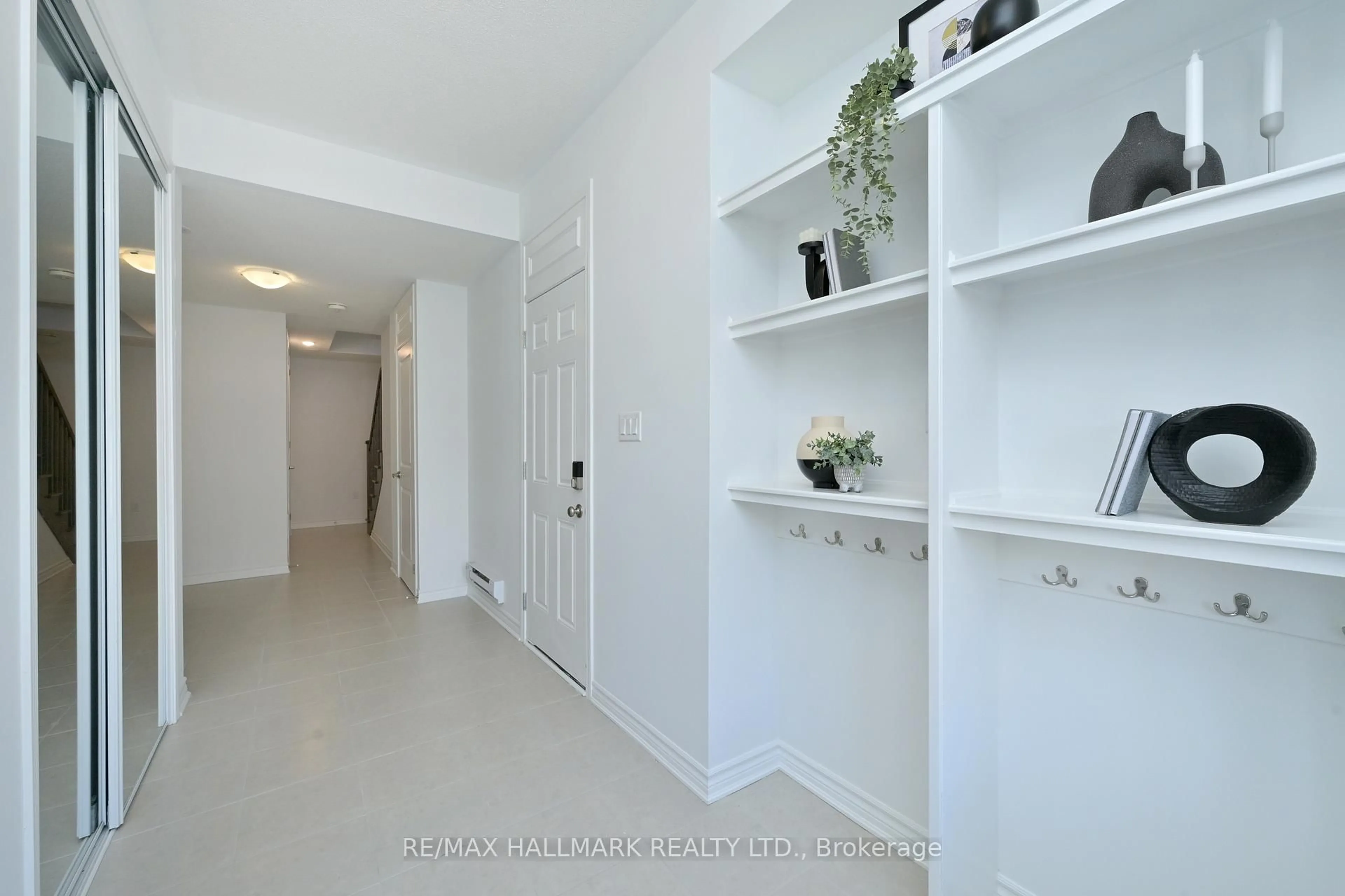 Indoor entryway for 116 Ennerdale St, Barrie Ontario L9J 1A5