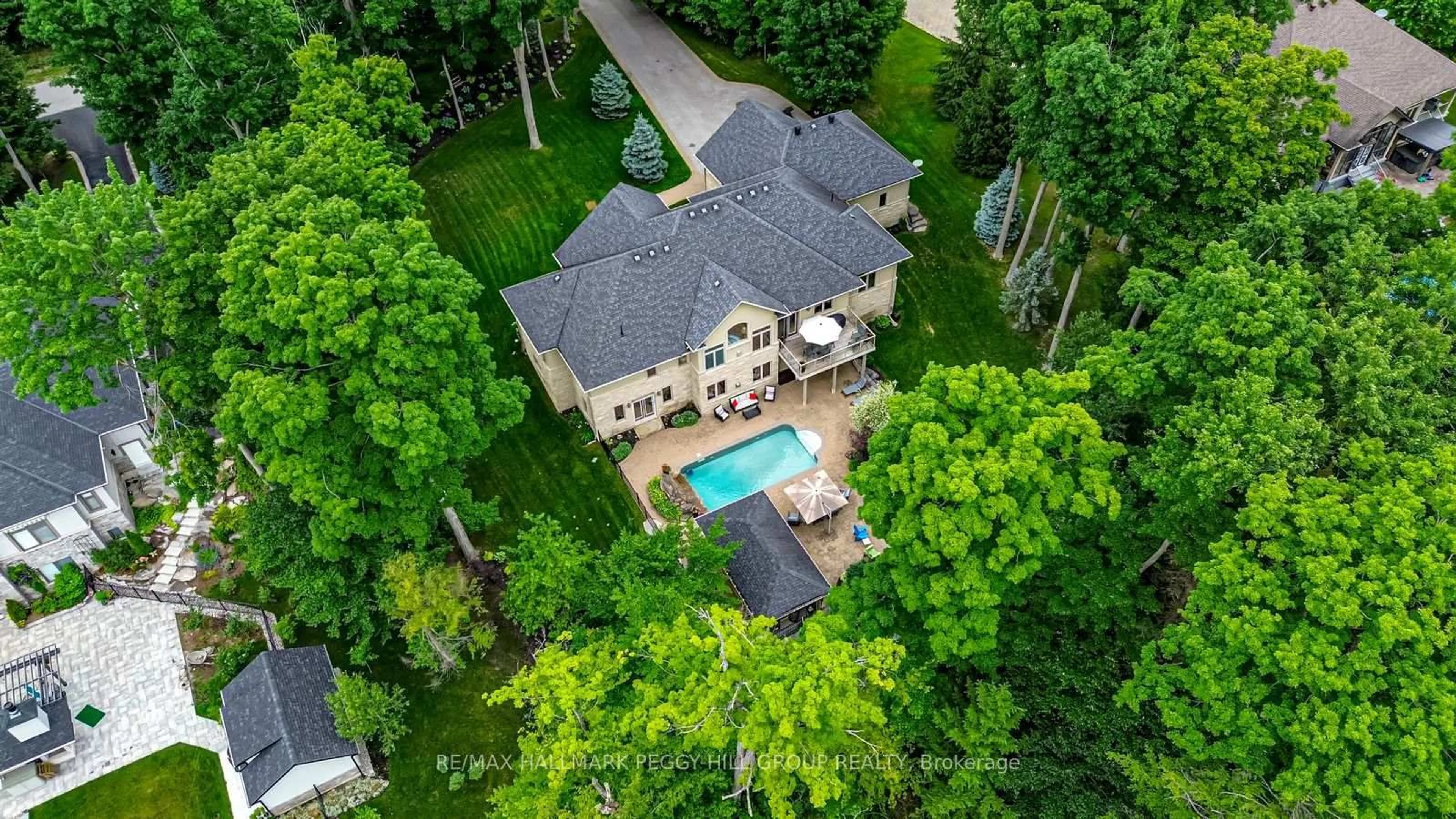 A pic from outside/outdoor area/front of a property/back of a property/a pic from drone, unknown for 32 Gallagher Cres, Springwater Ontario L9X 0K1