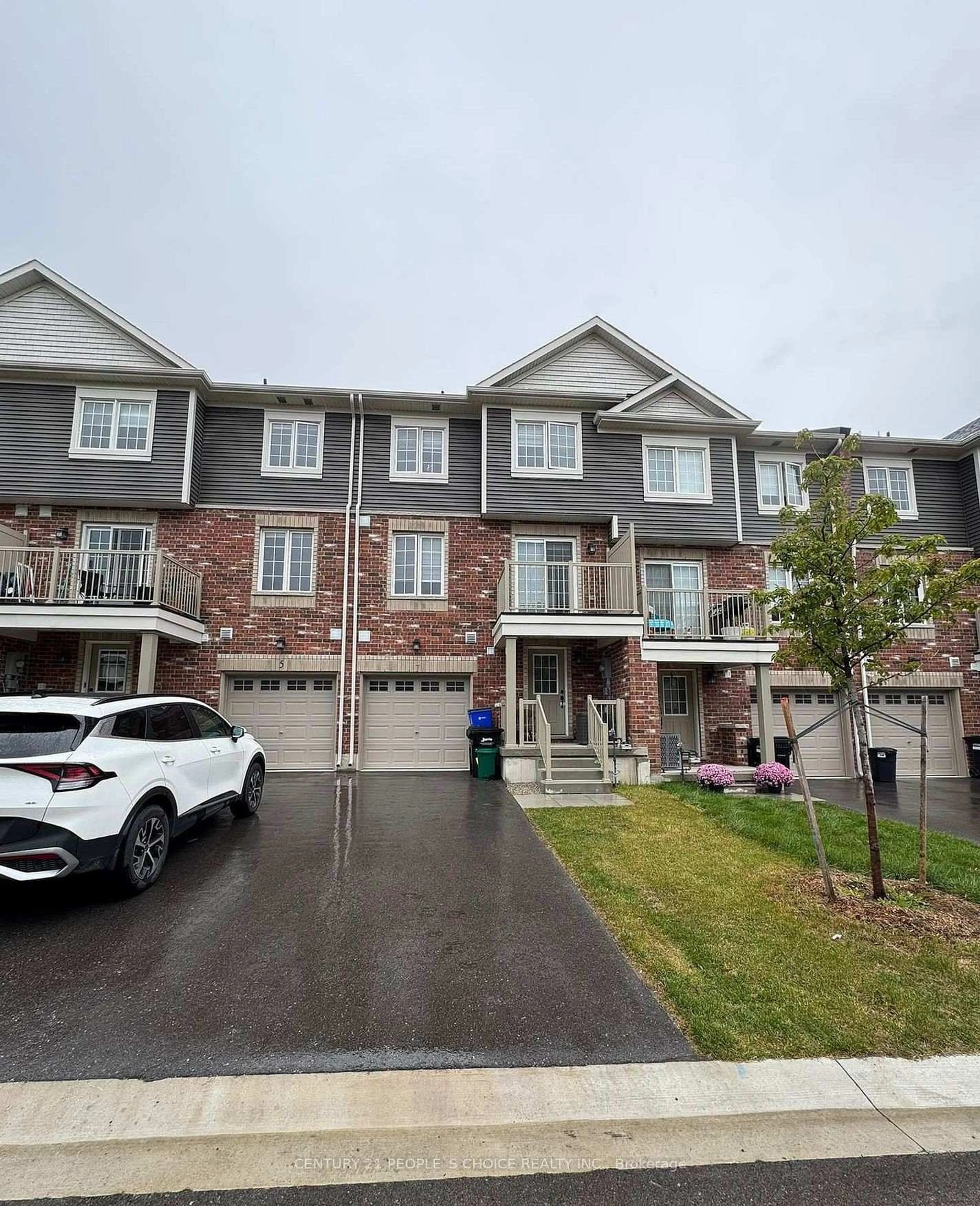 A pic from outside/outdoor area/front of a property/back of a property/a pic from drone, street for 7 Silo Mews, Barrie Ontario L9J 0V3