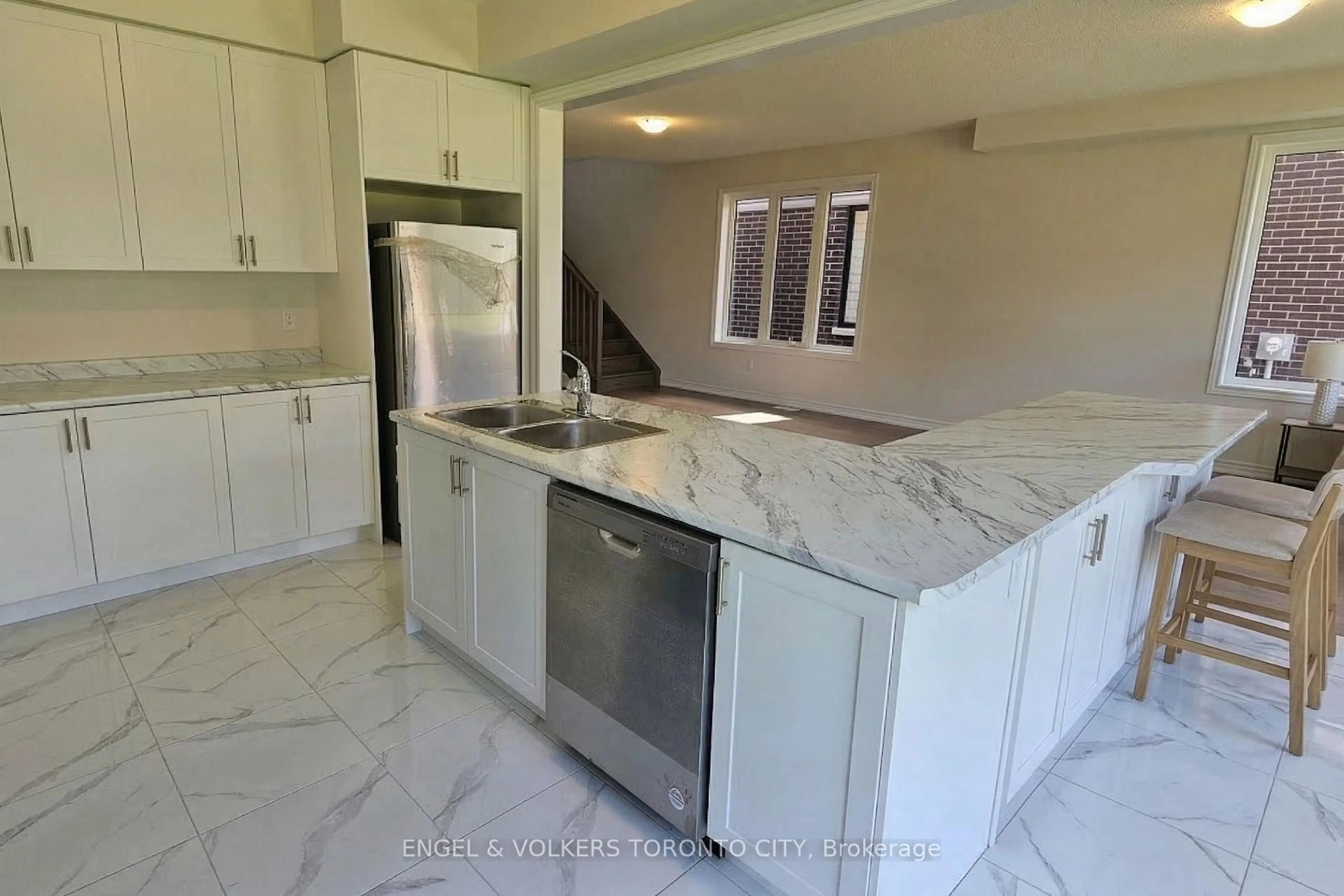 Open concept kitchen, ceramic/tile floor for 24 Ludlow Dr, Barrie Ontario L9S 2Z8