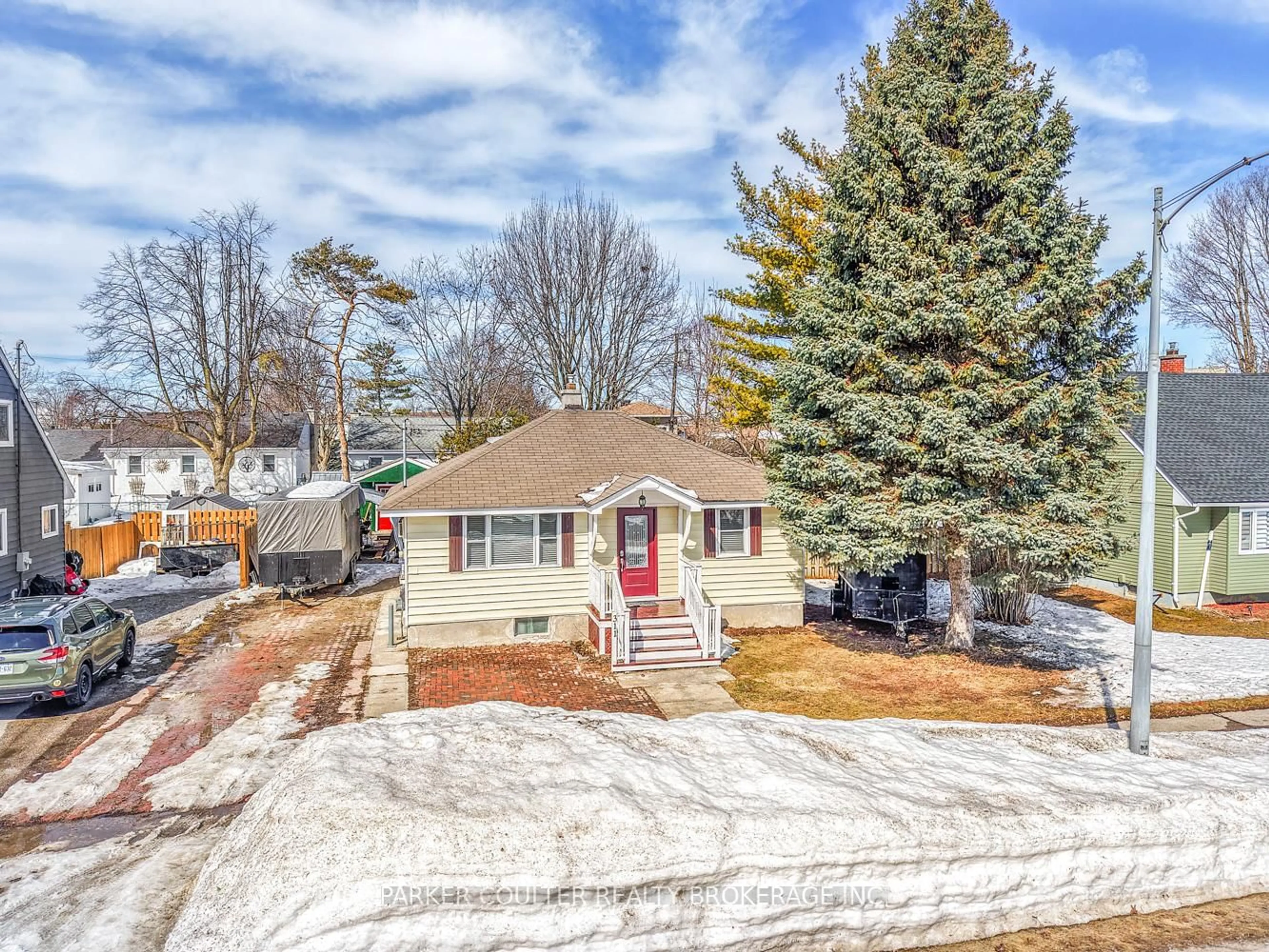 A pic from outside/outdoor area/front of a property/back of a property/a pic from drone, street for 311 Hilda St, Orillia Ontario L3V 1J3