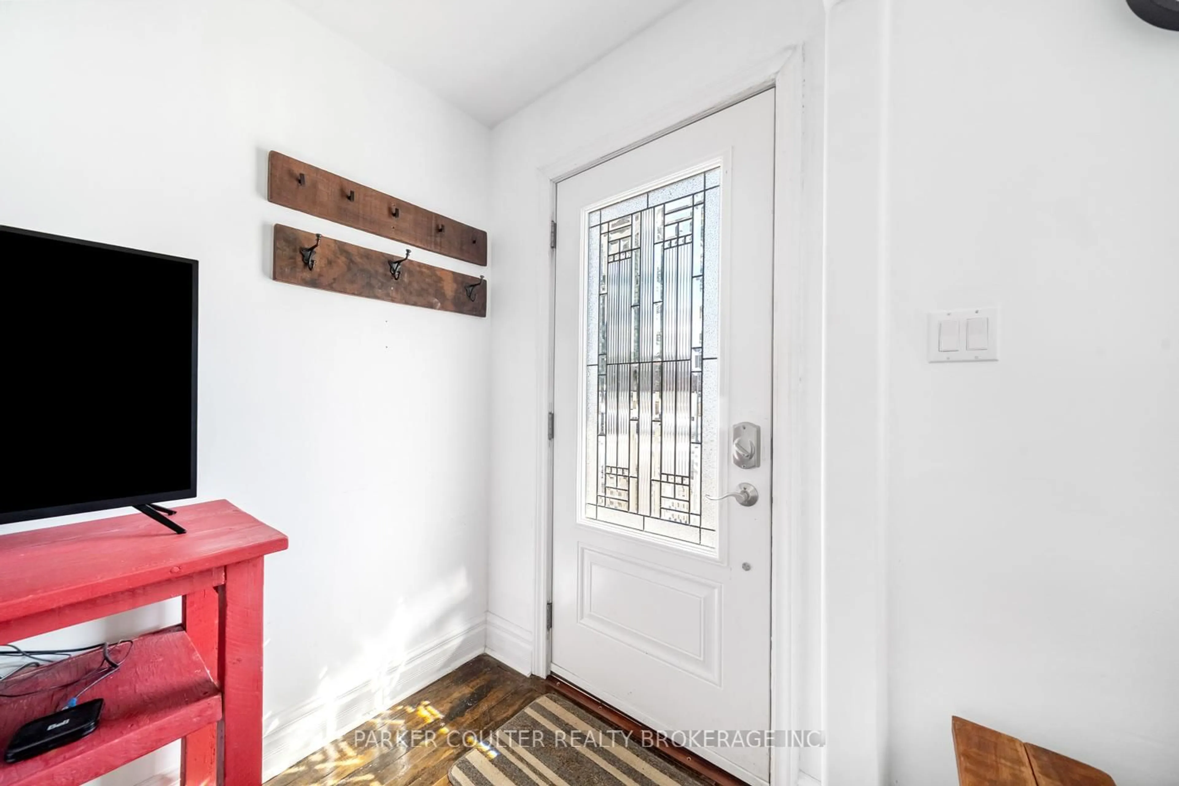 Indoor entryway for 311 Hilda St, Orillia Ontario L3V 1J3