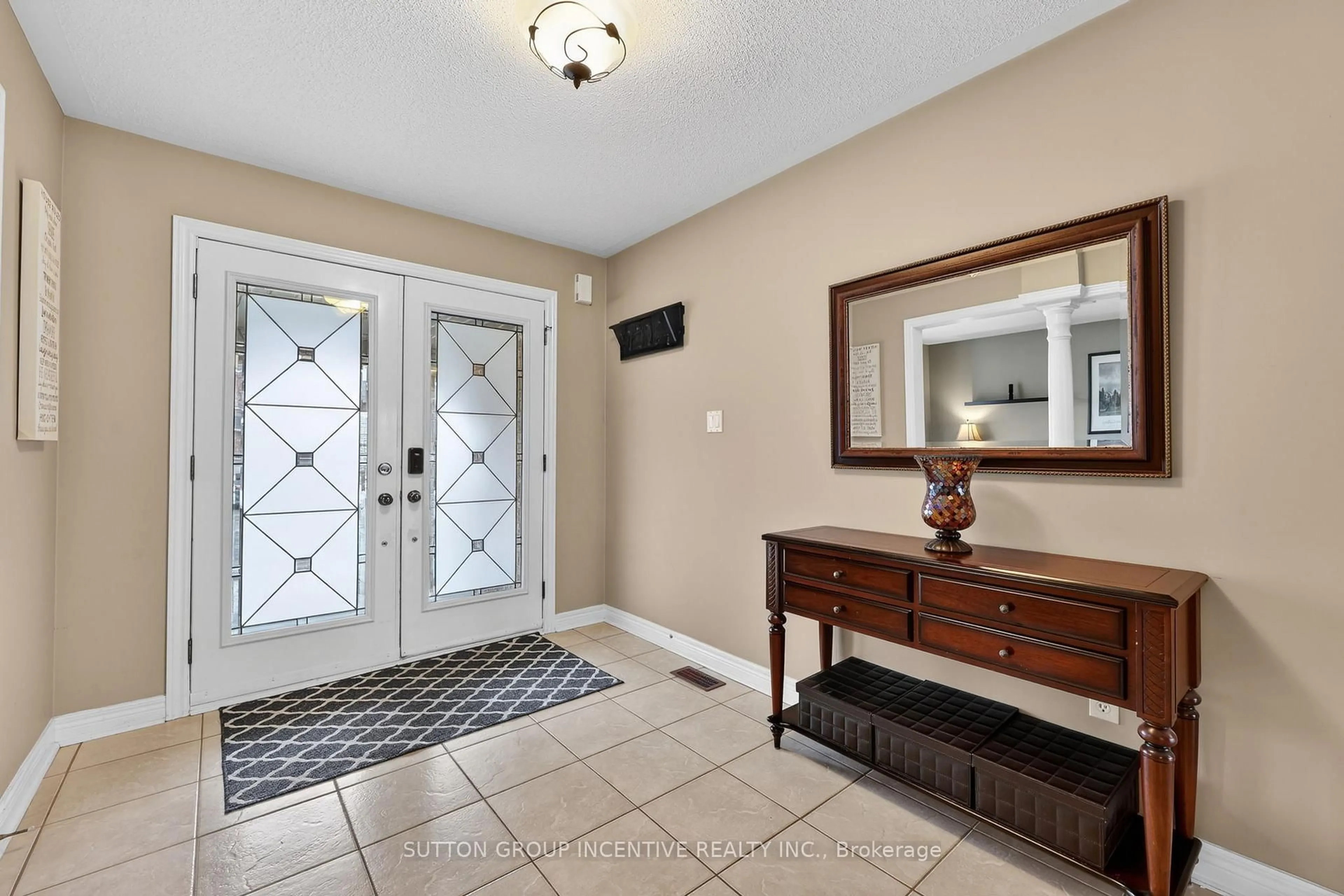 Indoor entryway for 26 Prince Of Wales Dr, Barrie Ontario L4N 0T5