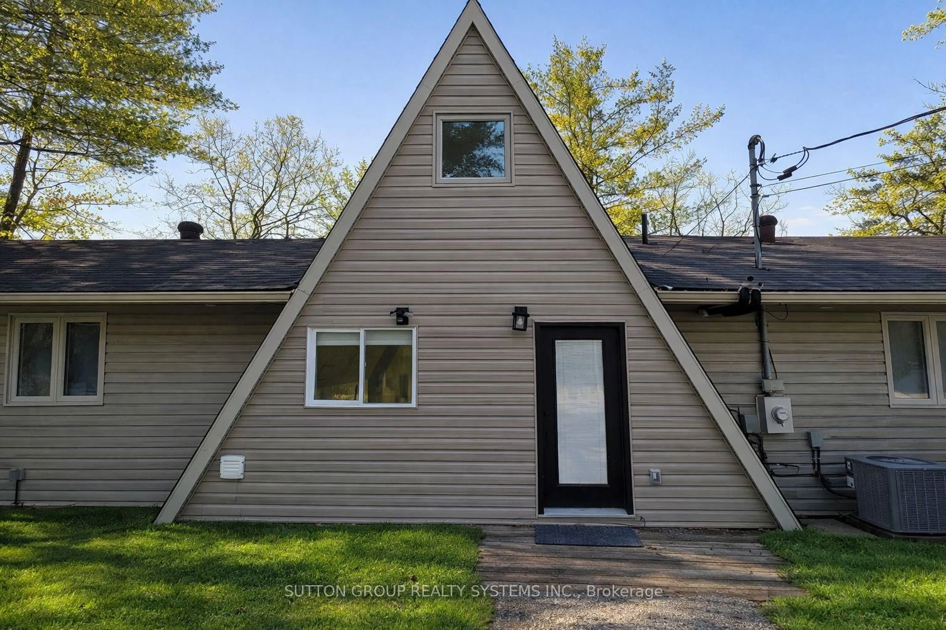 Home with vinyl exterior material, mountain view for 7701 Doner Dr, Severn Ontario L0K 2B0