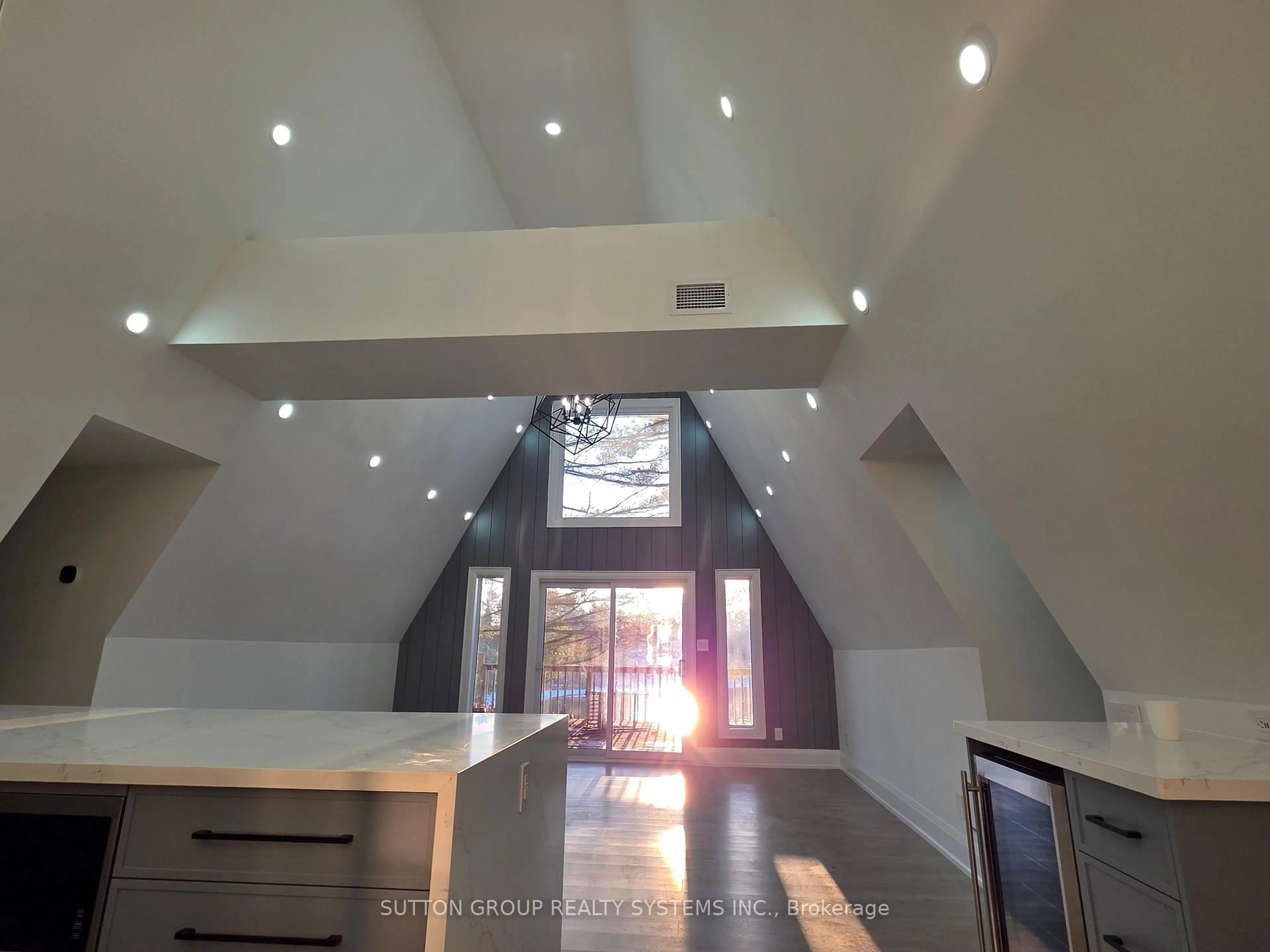 Indoor foyer for 7701 Doner Dr, Severn Ontario L0K 2B0