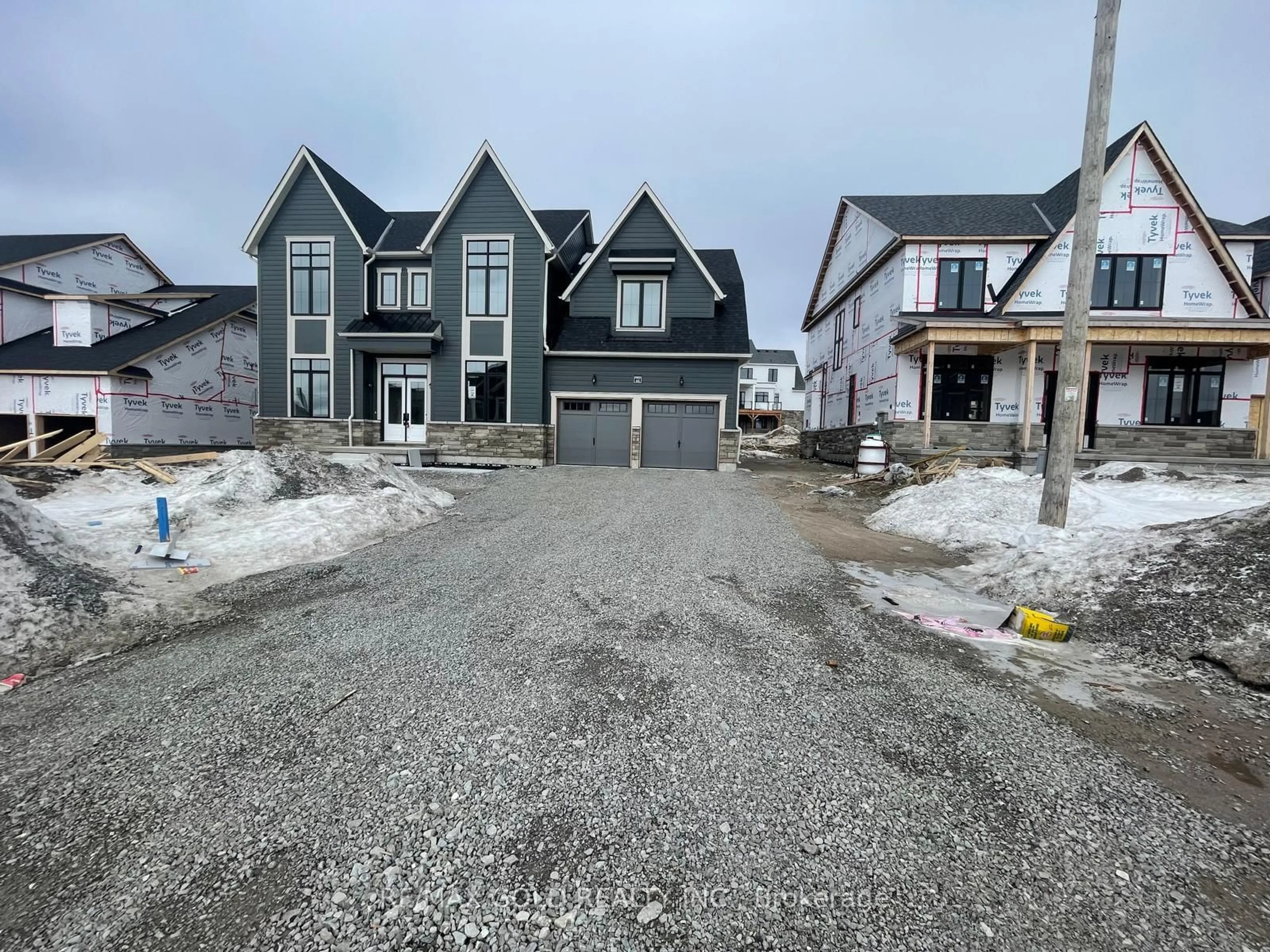 A pic from outside/outdoor area/front of a property/back of a property/a pic from drone, street for 44 Pearsall Pl, Oro-Medonte Ontario L0L 2L0