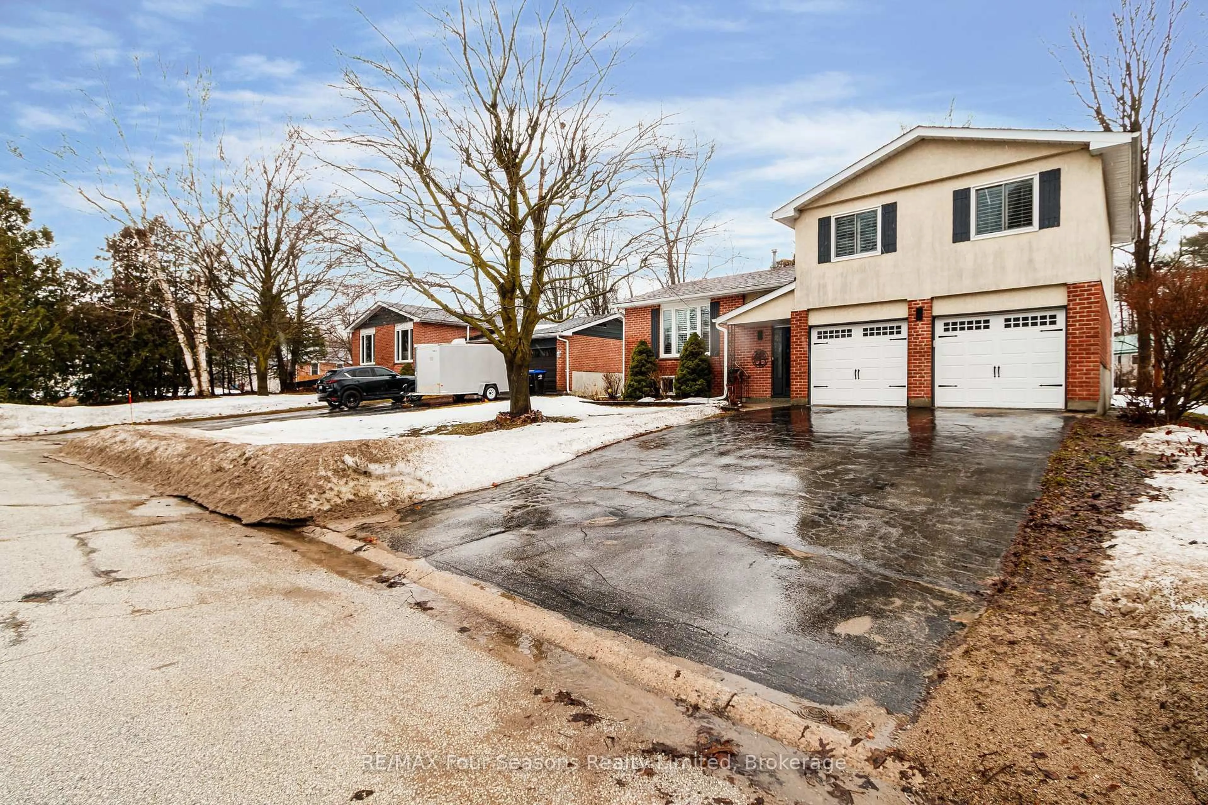 A pic from outside/outdoor area/front of a property/back of a property/a pic from drone, street for 218 Datas Dr, Clearview Ontario L0M 1S0