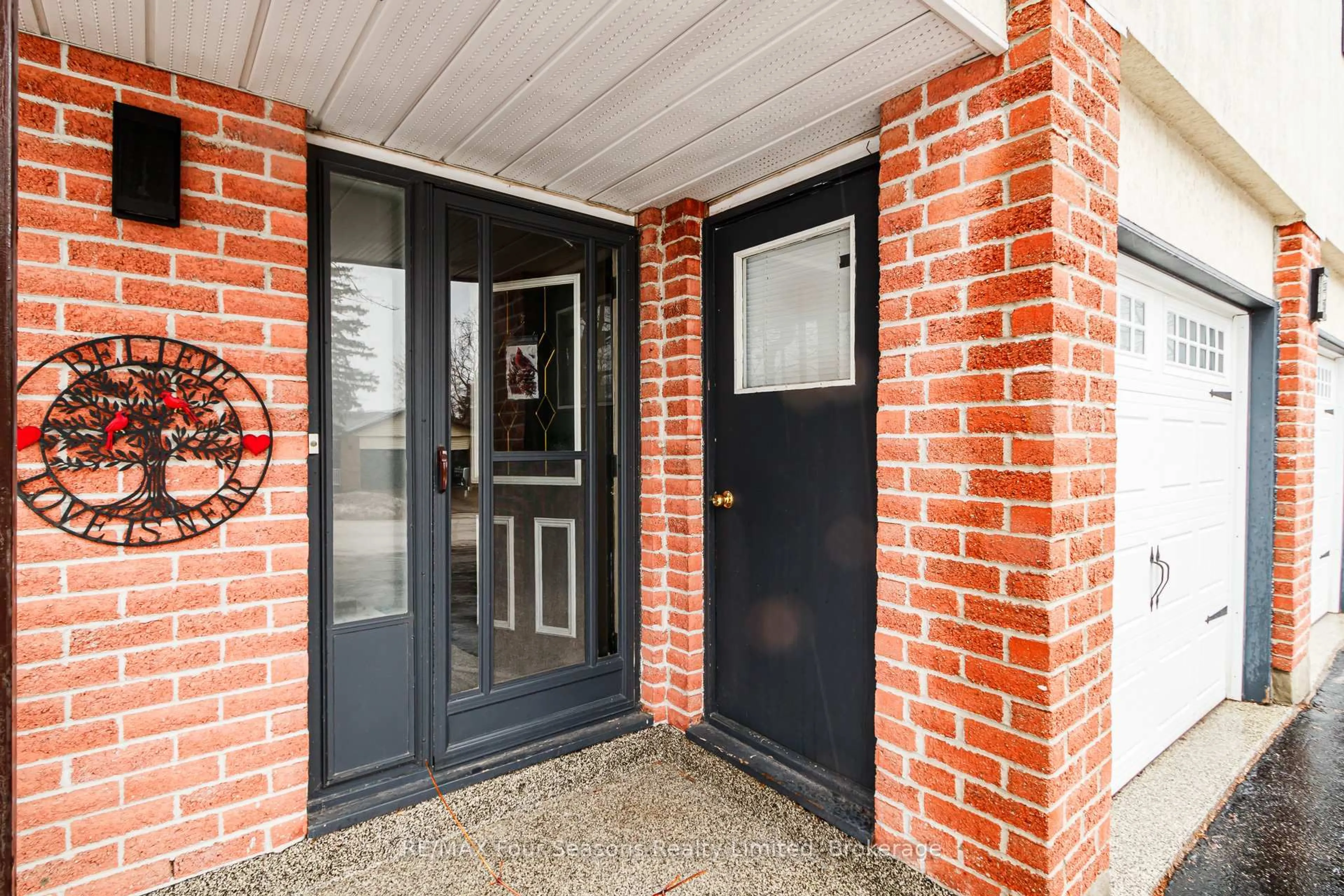 Indoor entryway for 218 Datas Dr, Clearview Ontario L0M 1S0