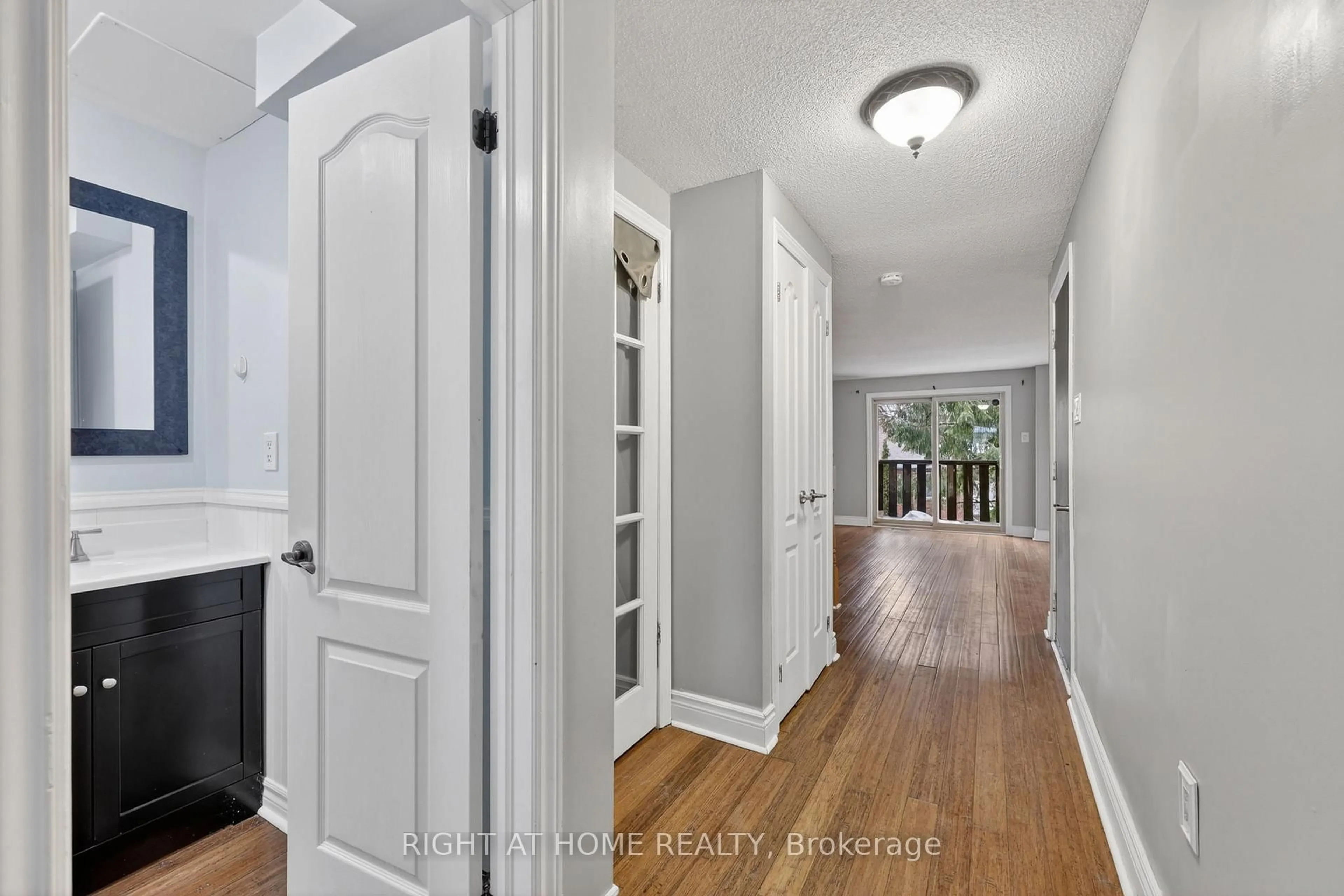 Indoor entryway for 32 Sawmill Rd #10, Barrie Ontario L4N 6X3