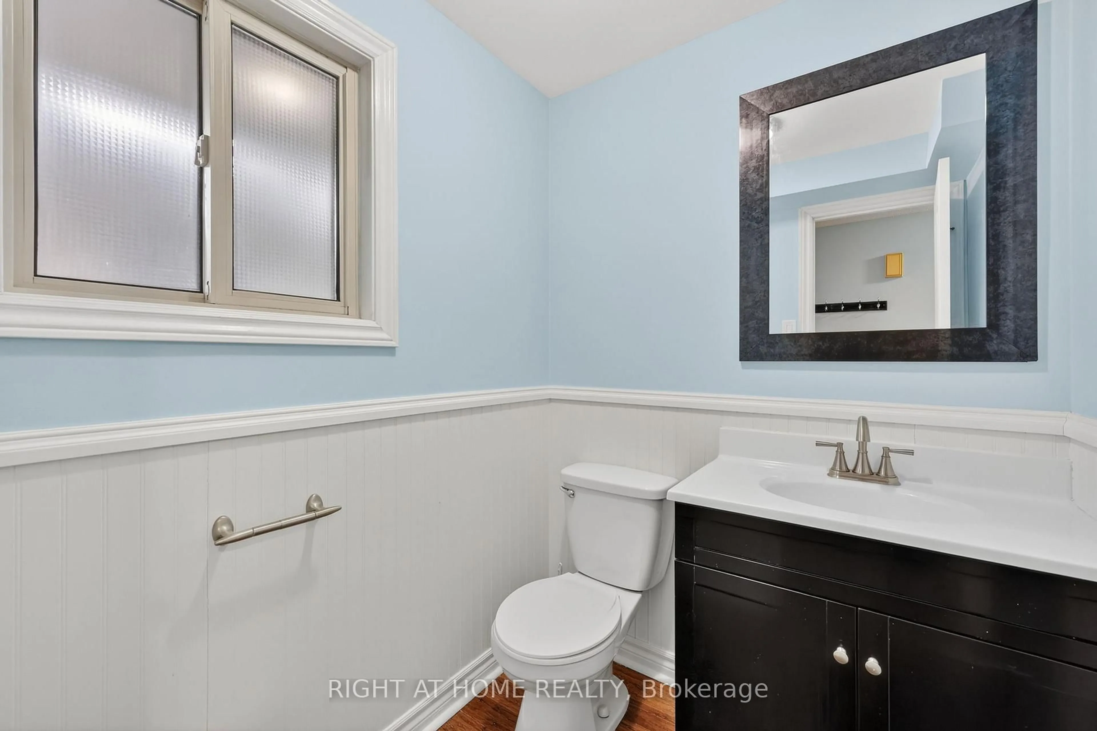 Standard bathroom, ceramic/tile floor for 32 Sawmill Rd #10, Barrie Ontario L4N 6X3