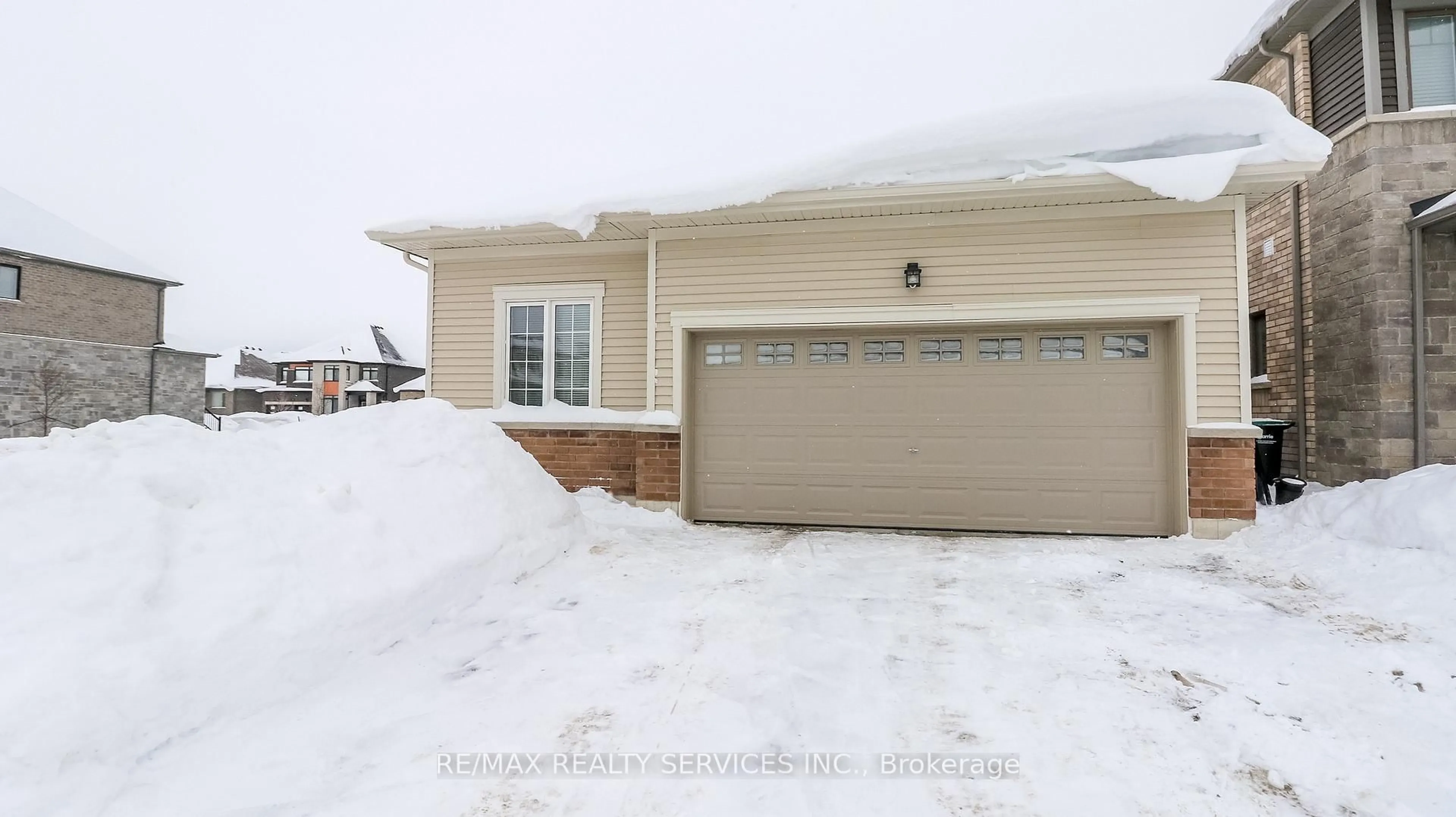 Indoor garage for 1 Harvest Cres, Barrie Ontario L9J 0T3