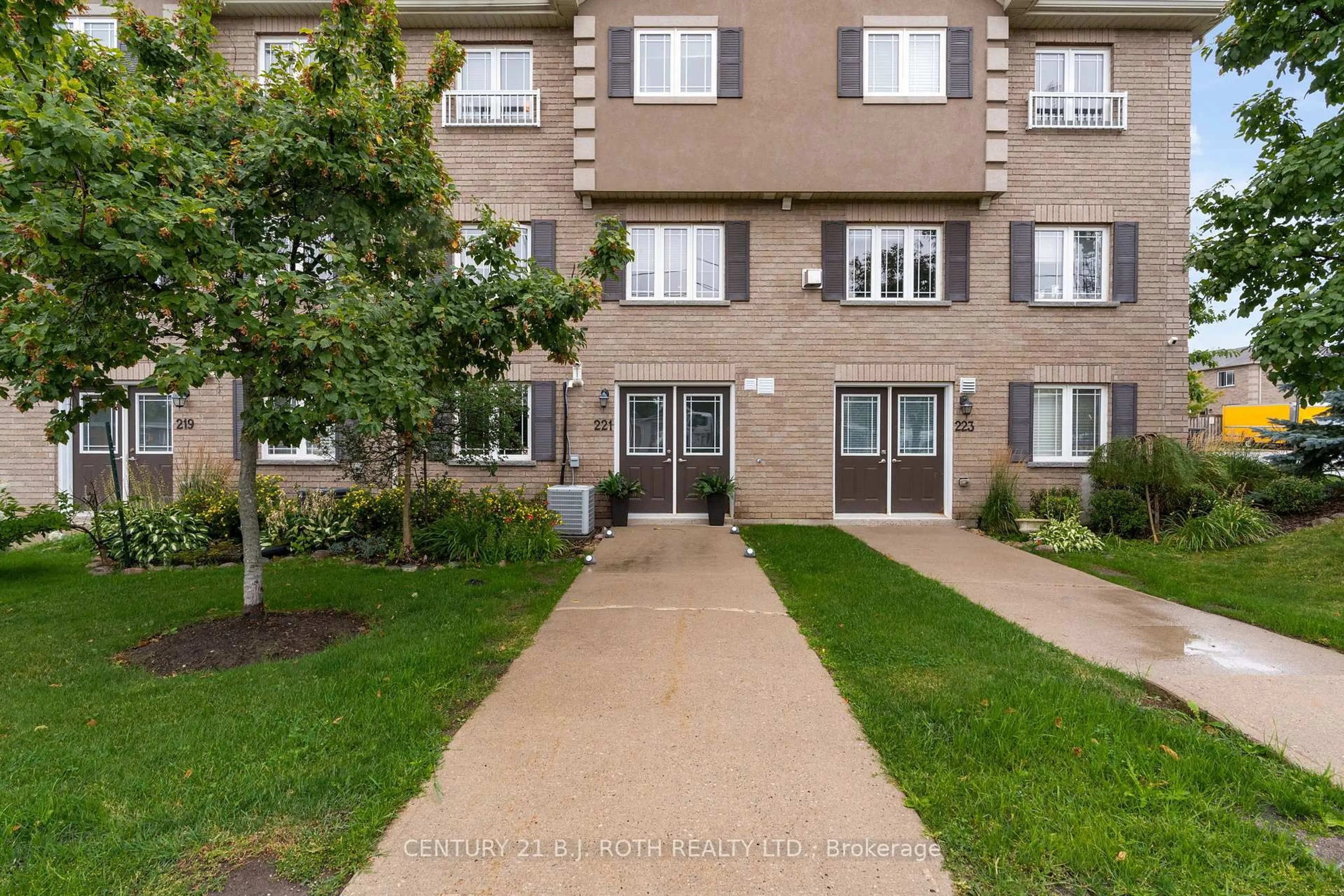 A pic from outside/outdoor area/front of a property/back of a property/a pic from drone, street for 221 Harvie Rd, Barrie Ontario L4N 9P8