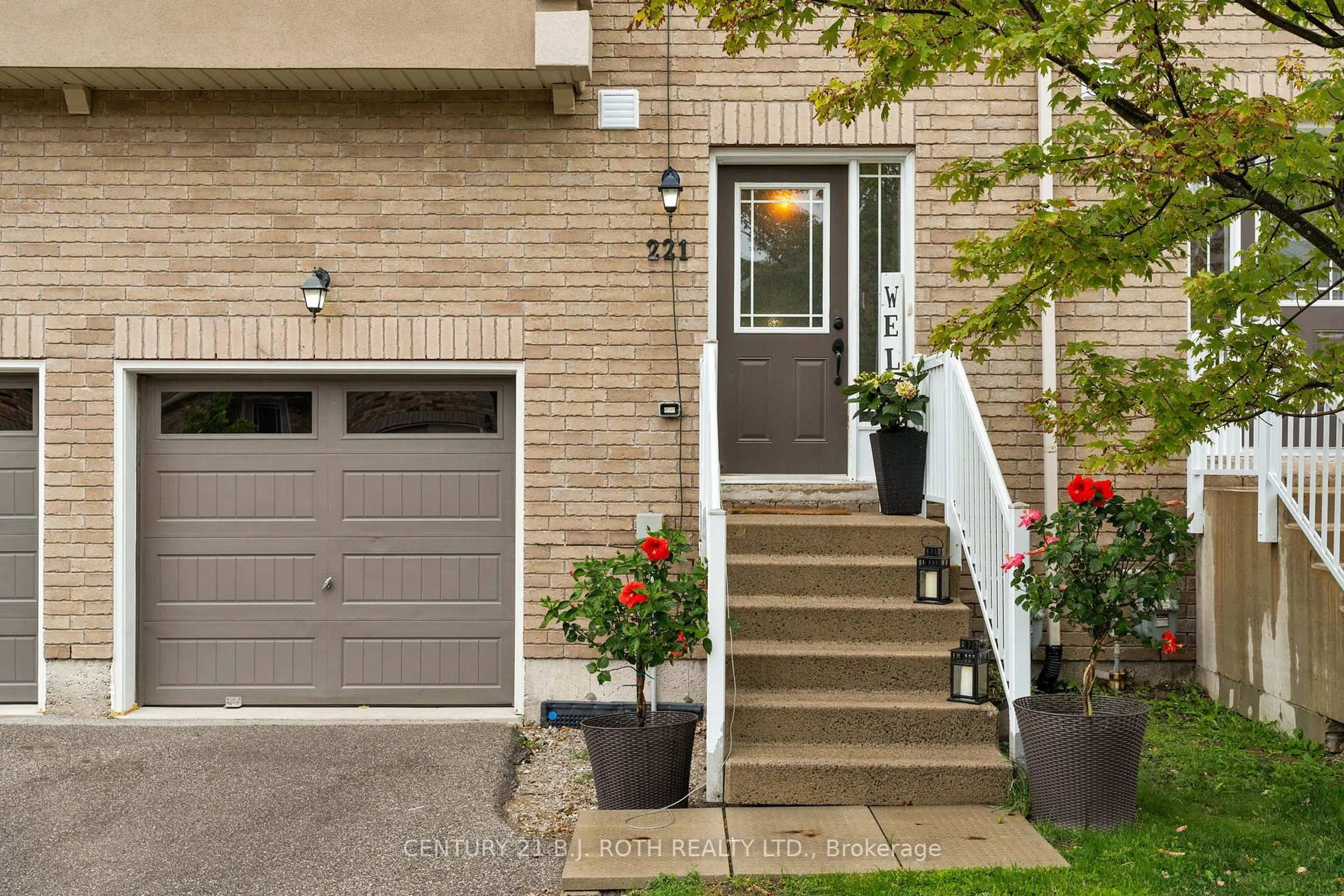 Indoor entryway for 221 Harvie Rd, Barrie Ontario L4N 9P8