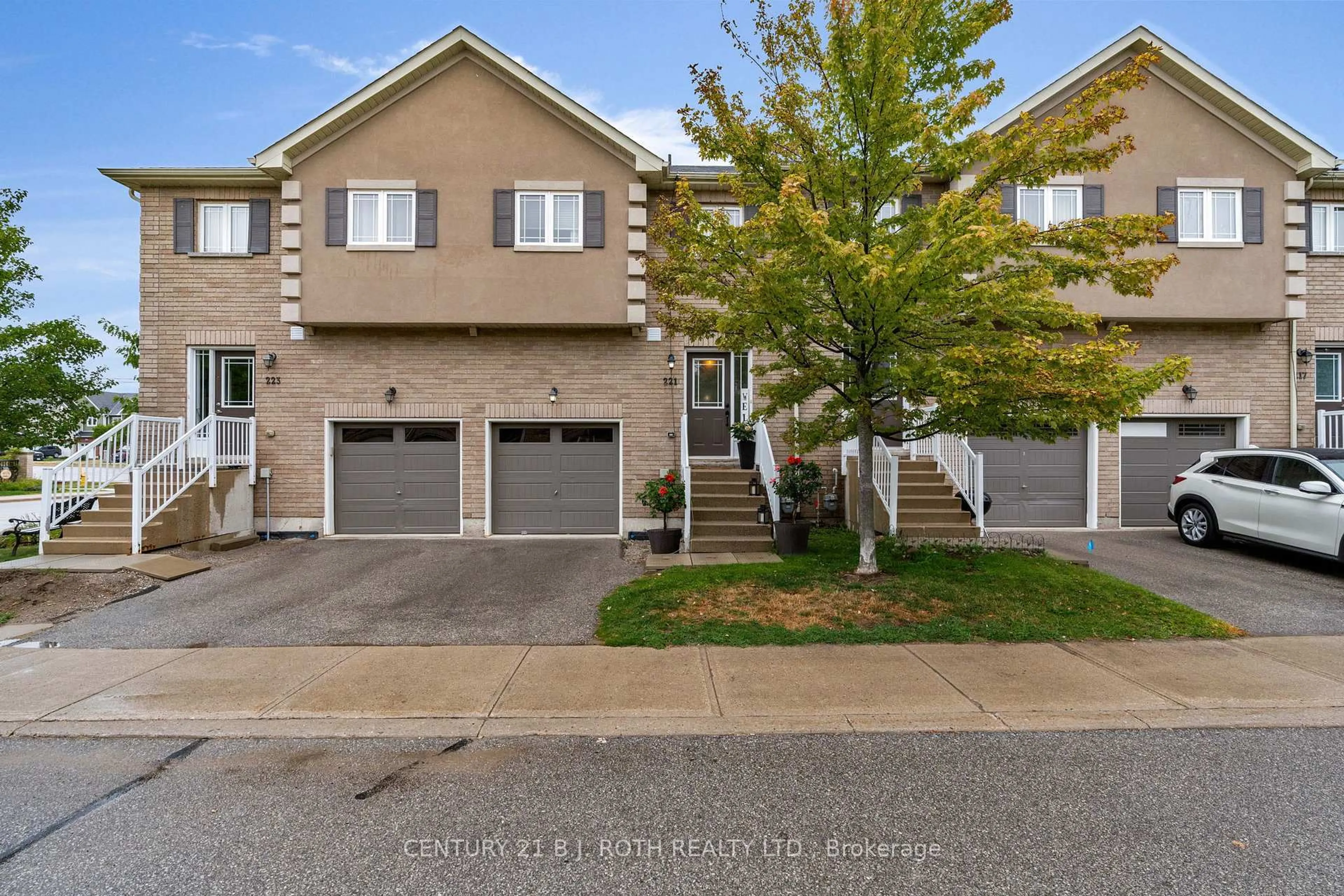 A pic from outside/outdoor area/front of a property/back of a property/a pic from drone, street for 221 Harvie Rd, Barrie Ontario L4N 9P8