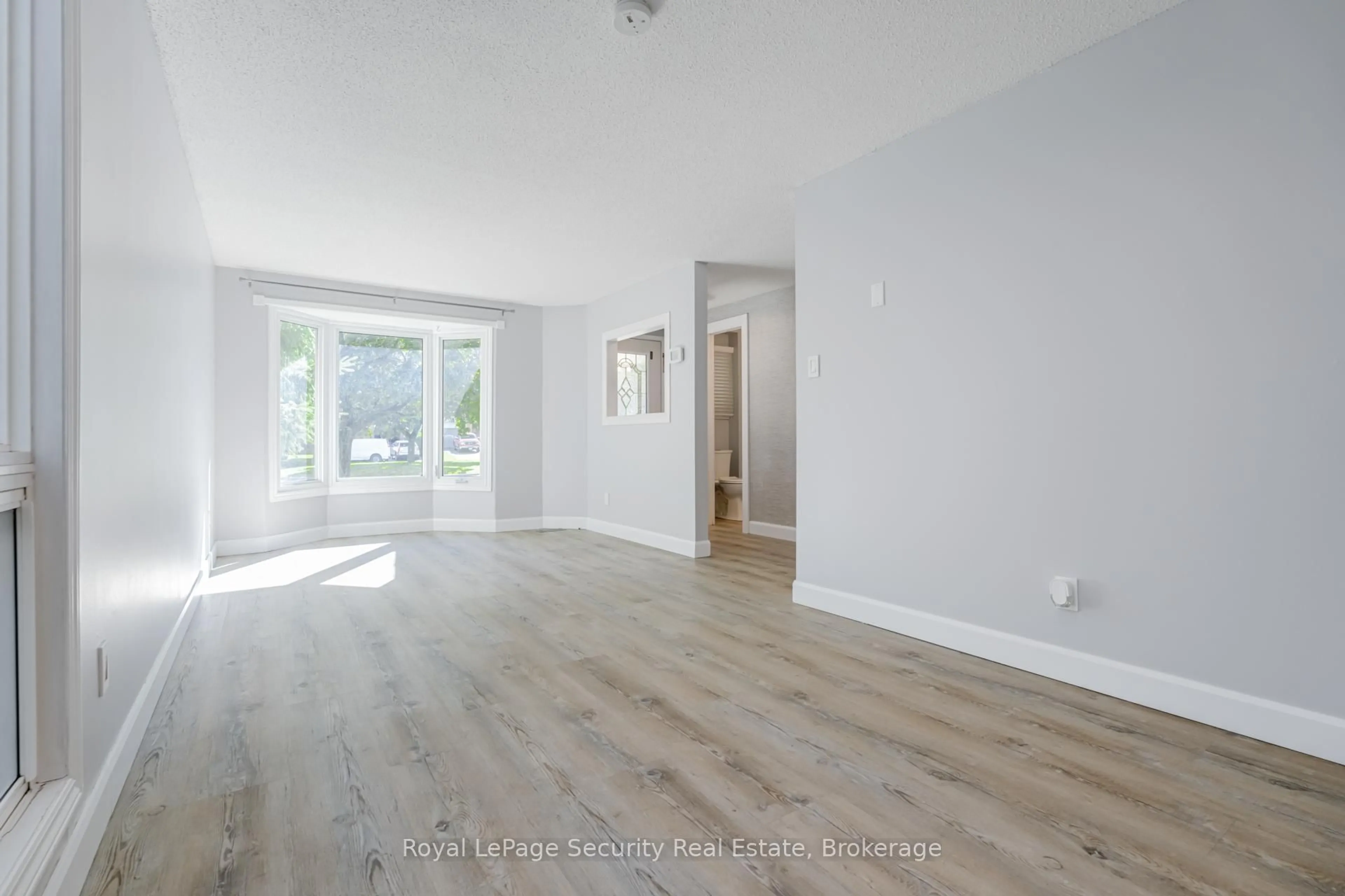 A pic of a room for 32 Wilson Crt, Barrie Ontario L4N 5K8