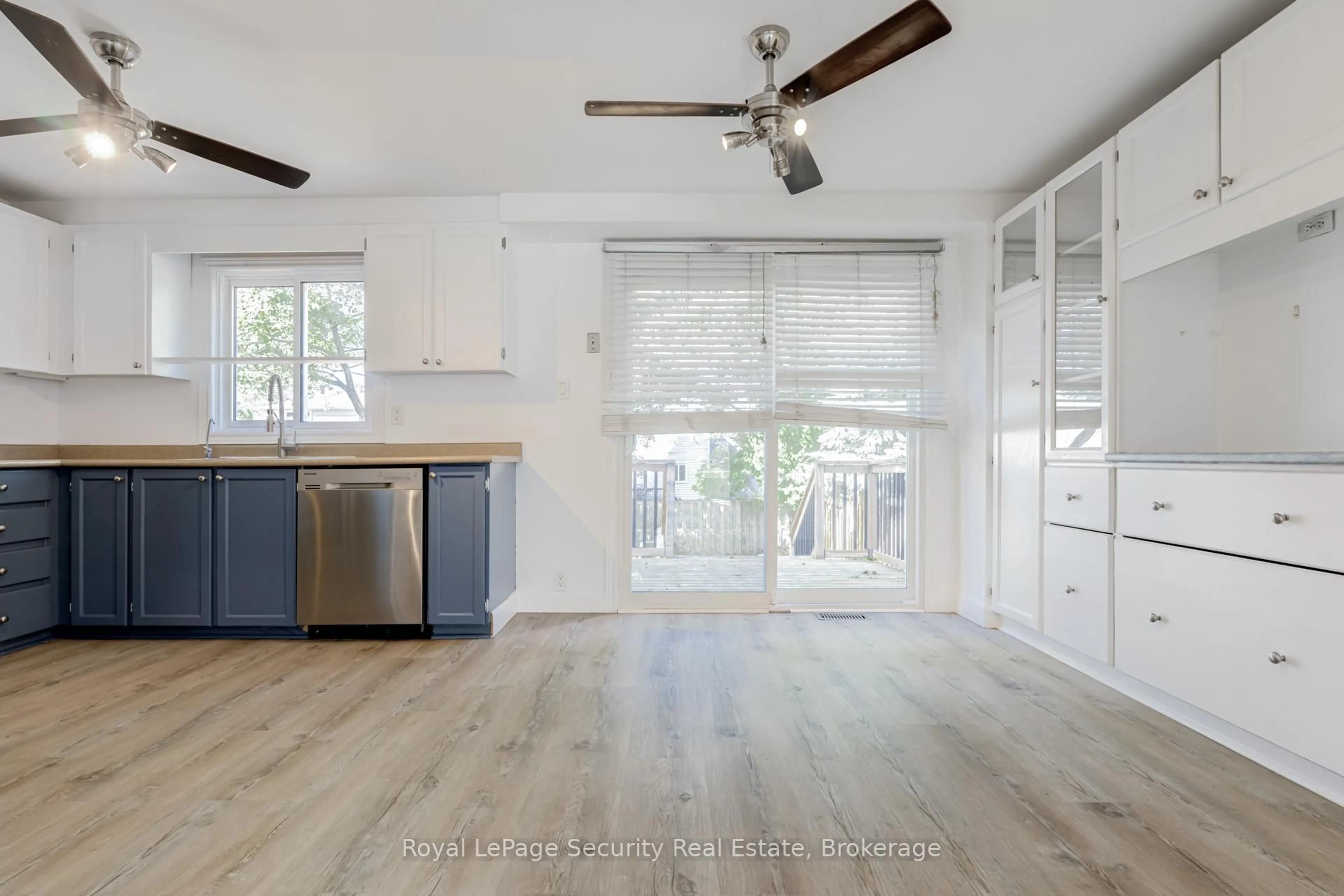 Open concept kitchen, wood/laminate floor for 32 Wilson Crt, Barrie Ontario L4N 5K8