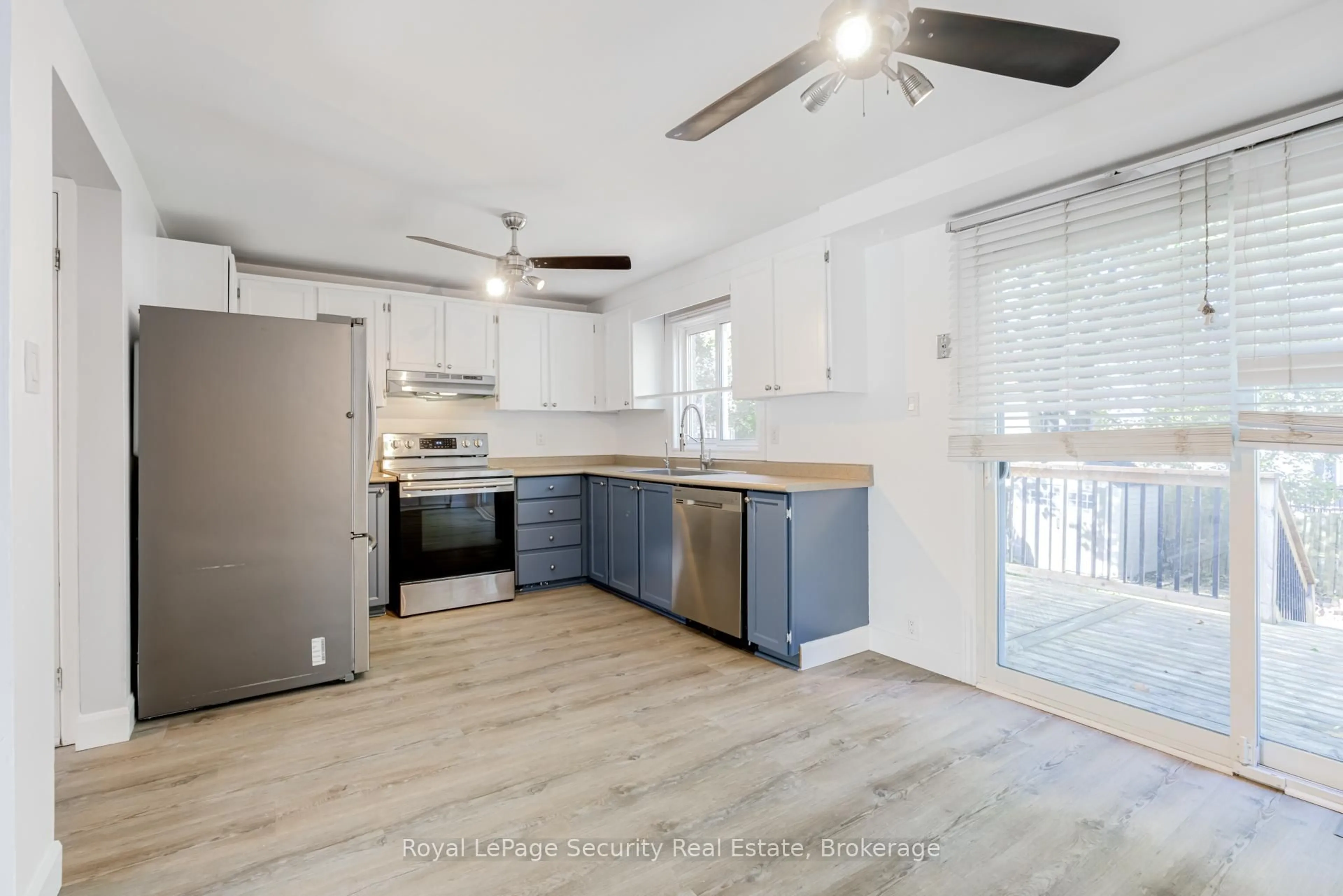 Open concept kitchen, unknown for 32 Wilson Crt, Barrie Ontario L4N 5K8