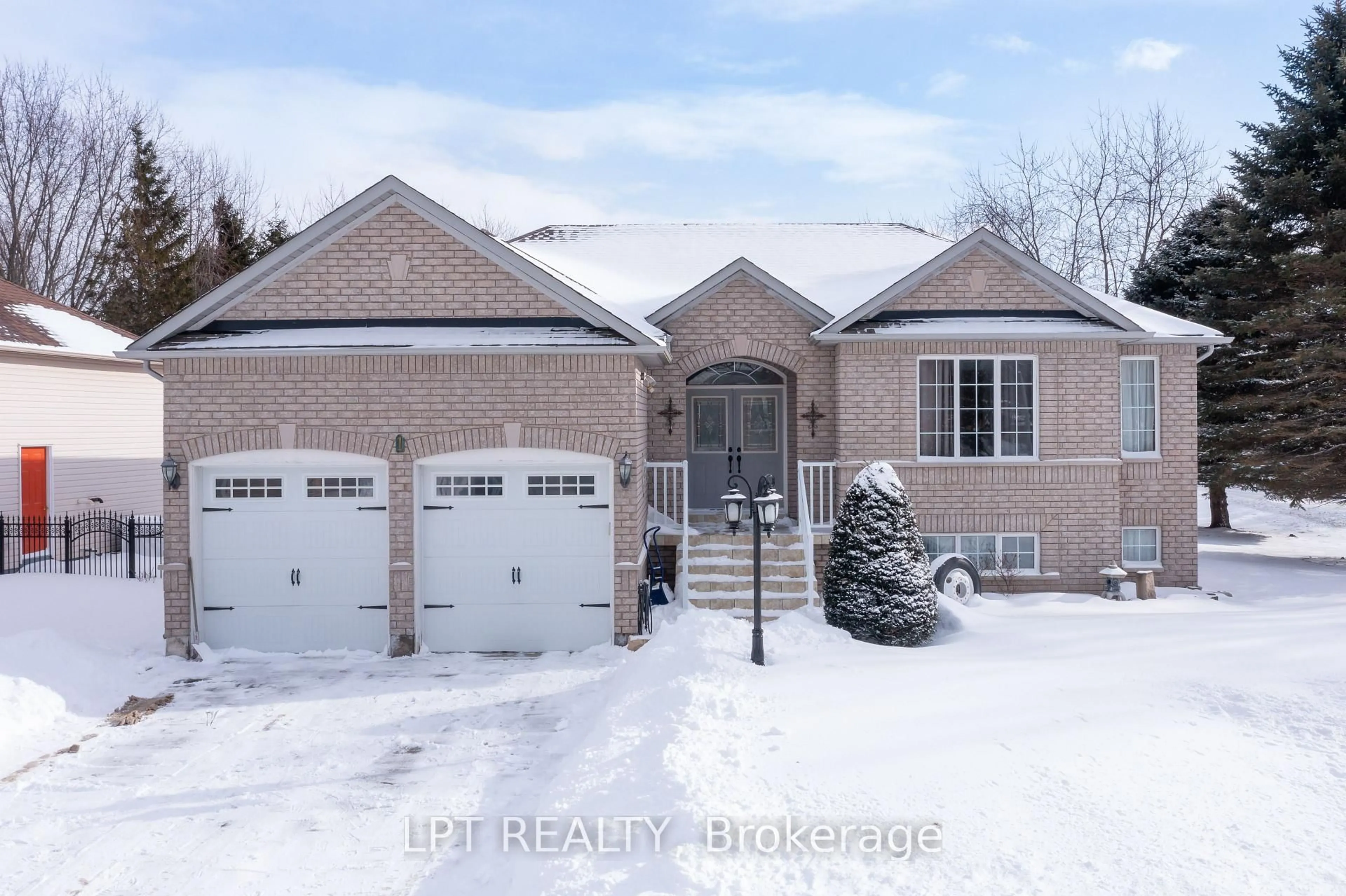 Home with brick exterior material, street for 1 Bay Crt, Wasaga Beach Ontario L9Z 1P7