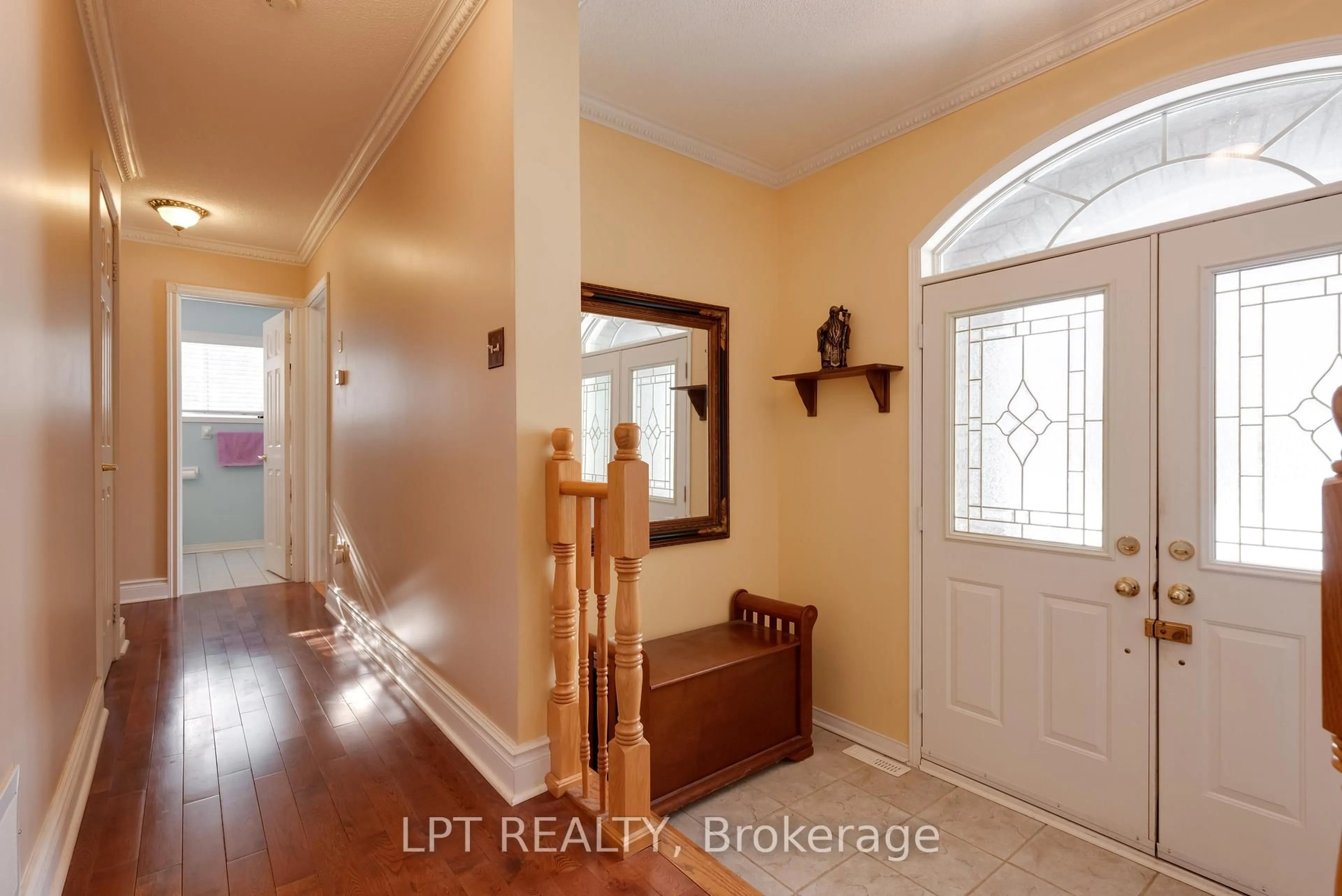 Indoor entryway for 1 Bay Crt, Wasaga Beach Ontario L9Z 1P7