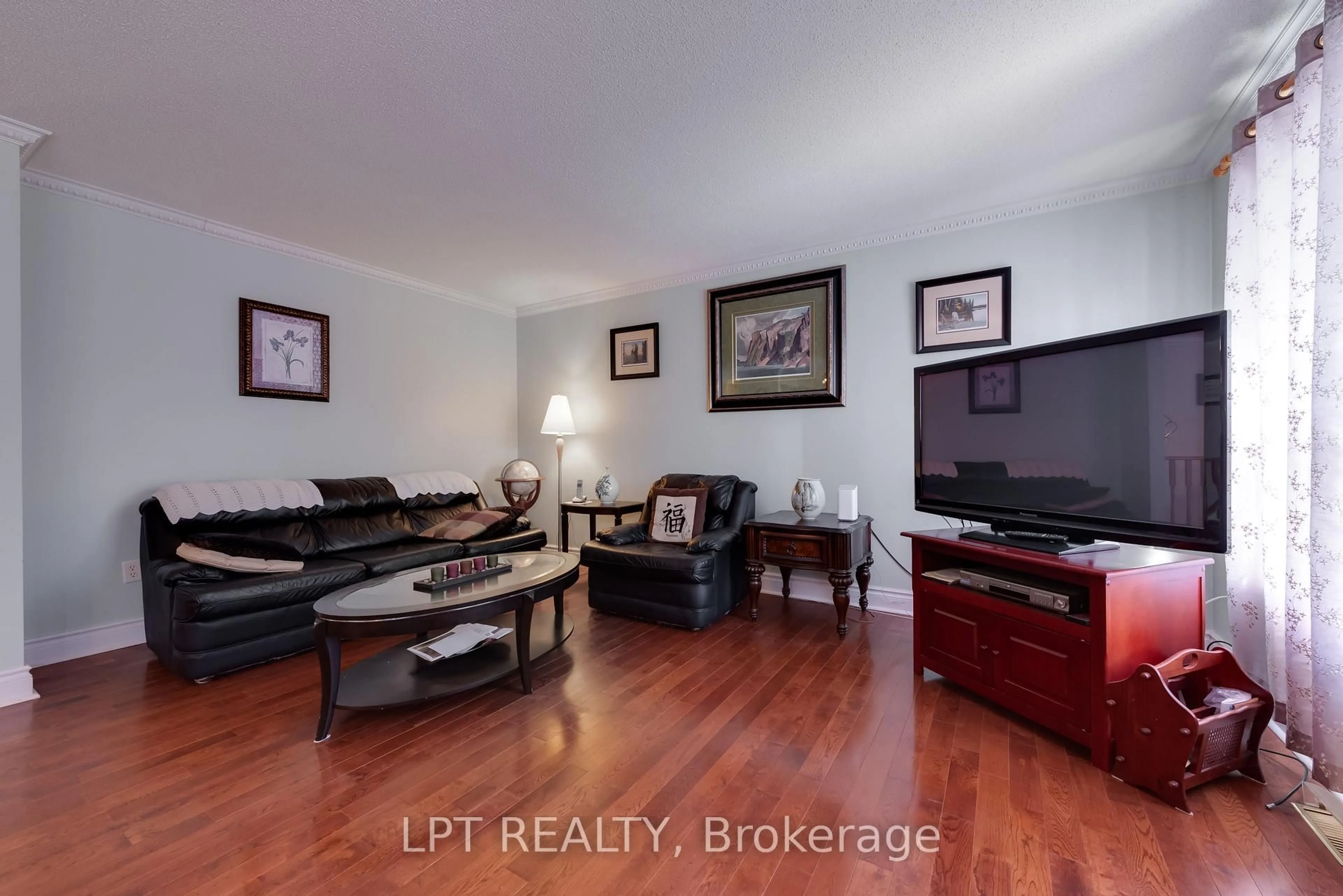 Living room with furniture, wood/laminate floor for 1 Bay Crt, Wasaga Beach Ontario L9Z 1P7