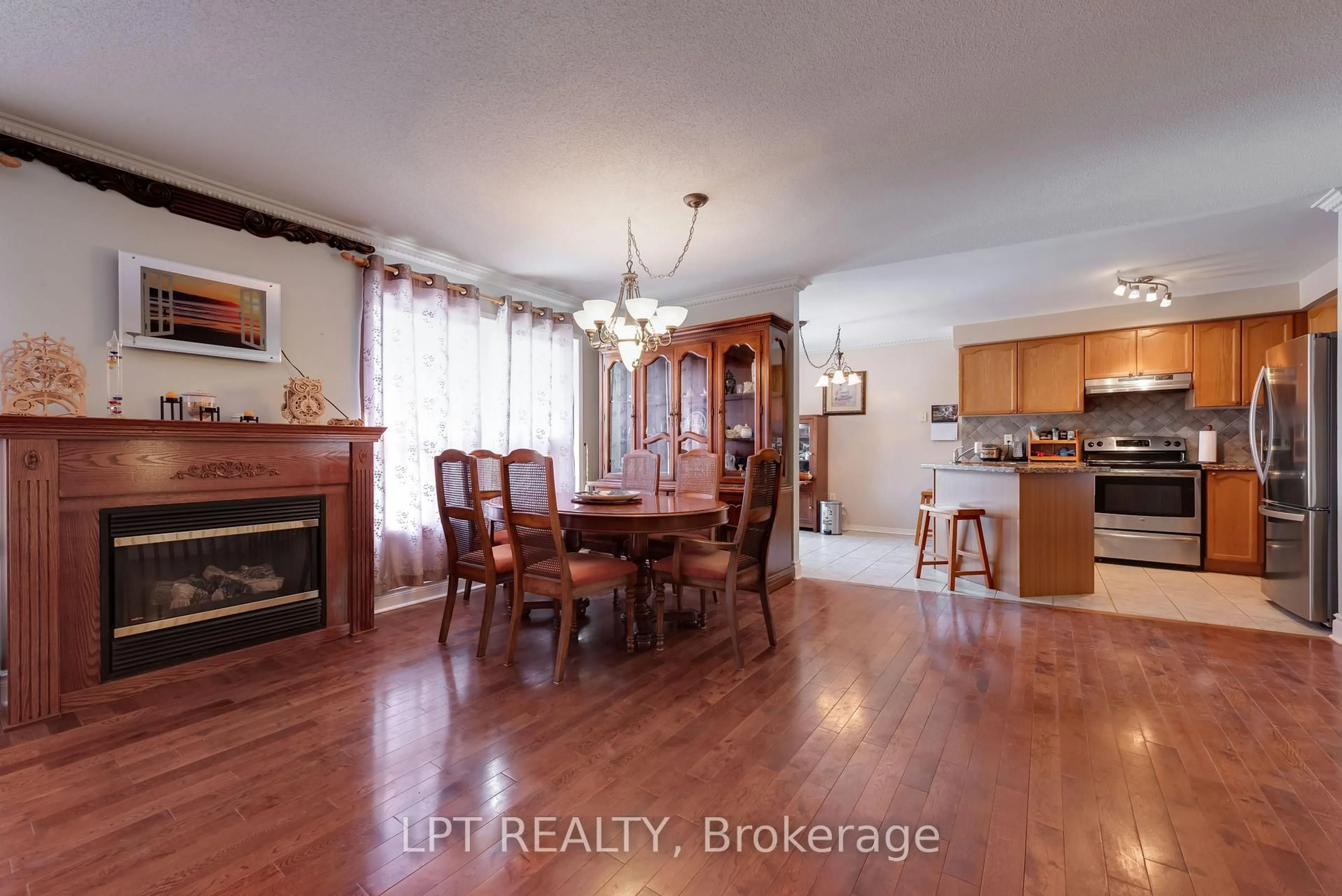 Dining room, wood/laminate floor for 1 Bay Crt, Wasaga Beach Ontario L9Z 1P7