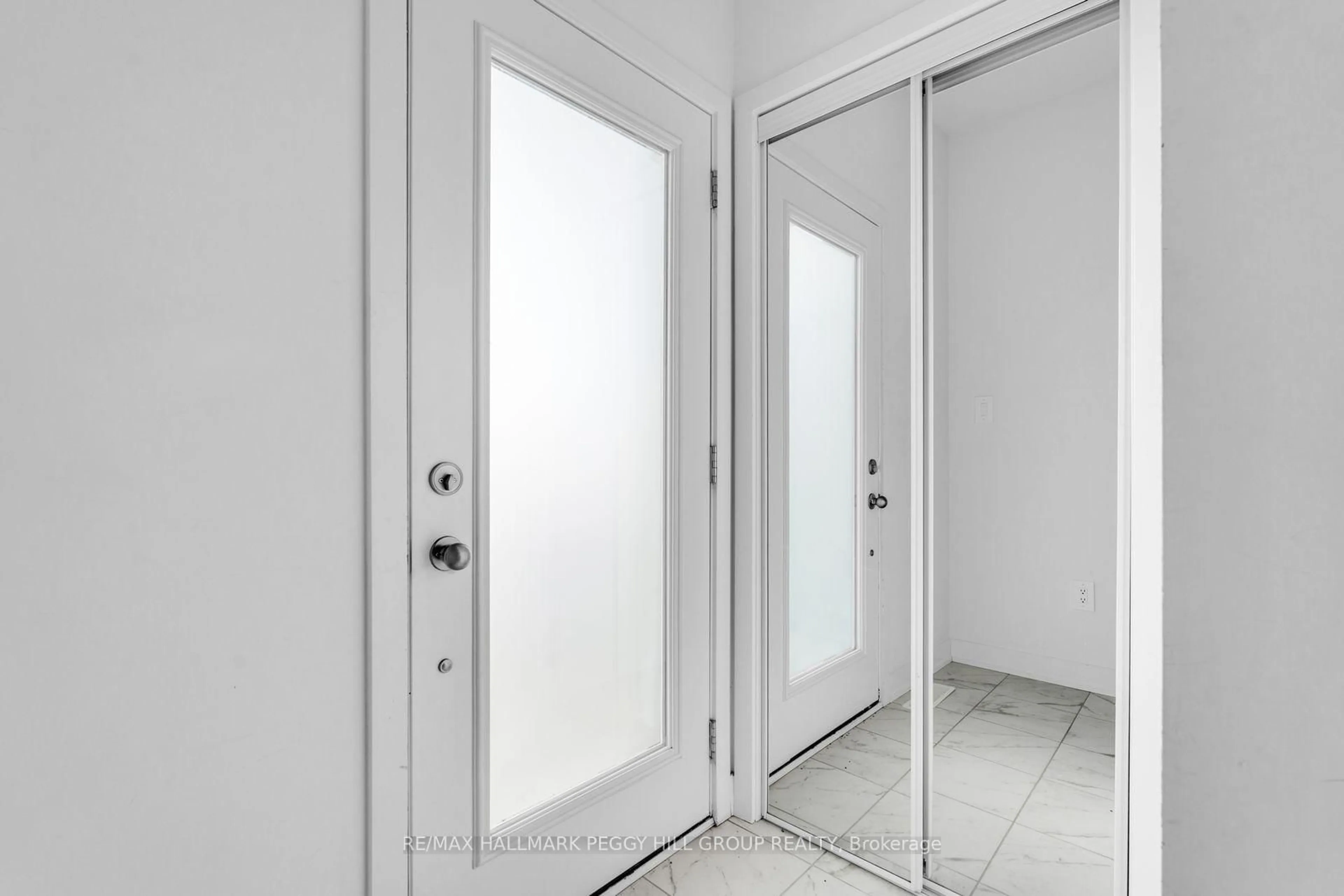 Indoor entryway for 37 Turnberry Lane, Barrie Ontario L9J 0M8