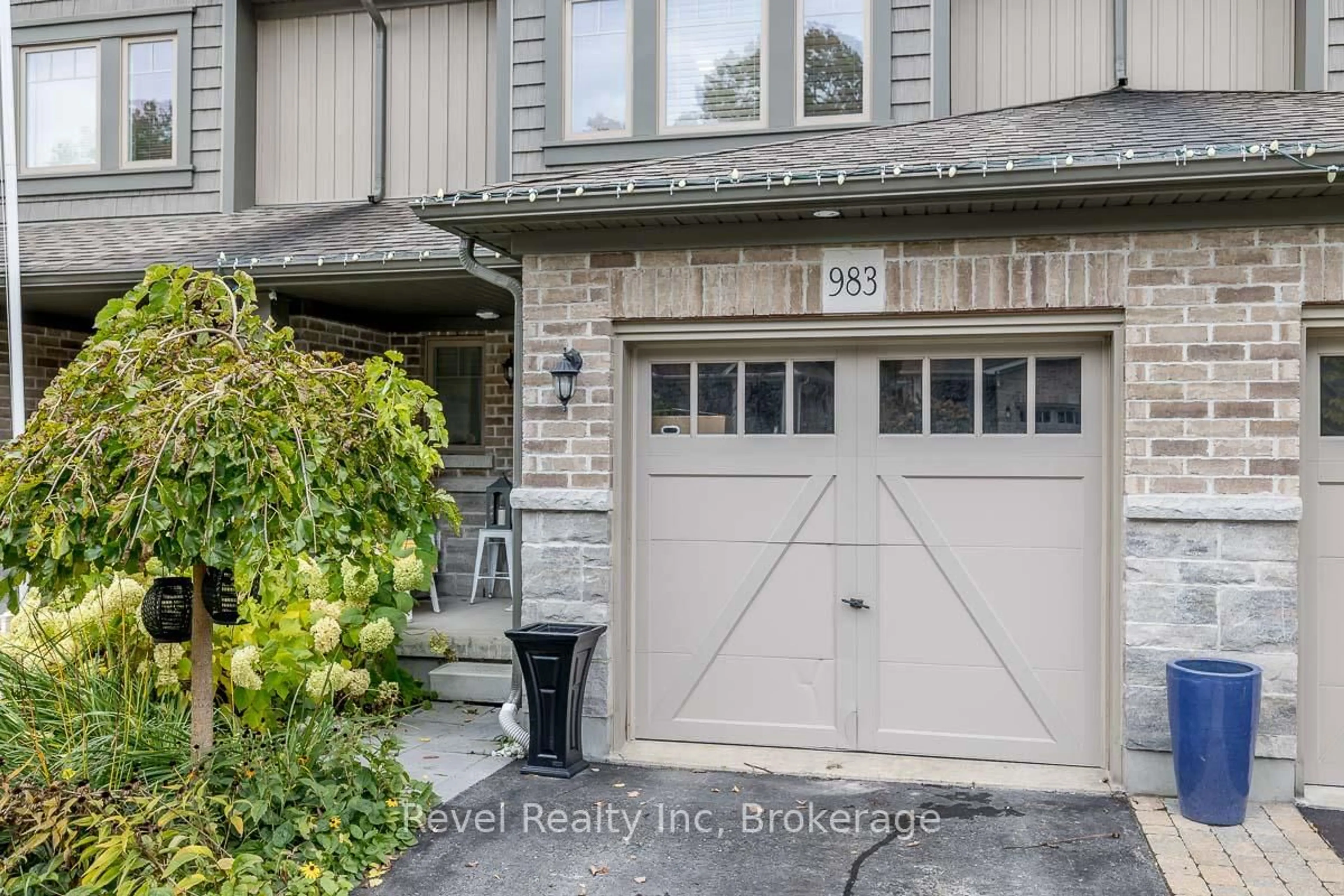 Indoor entryway for 983 Cook Dr, Midland Ontario L4R 0E4