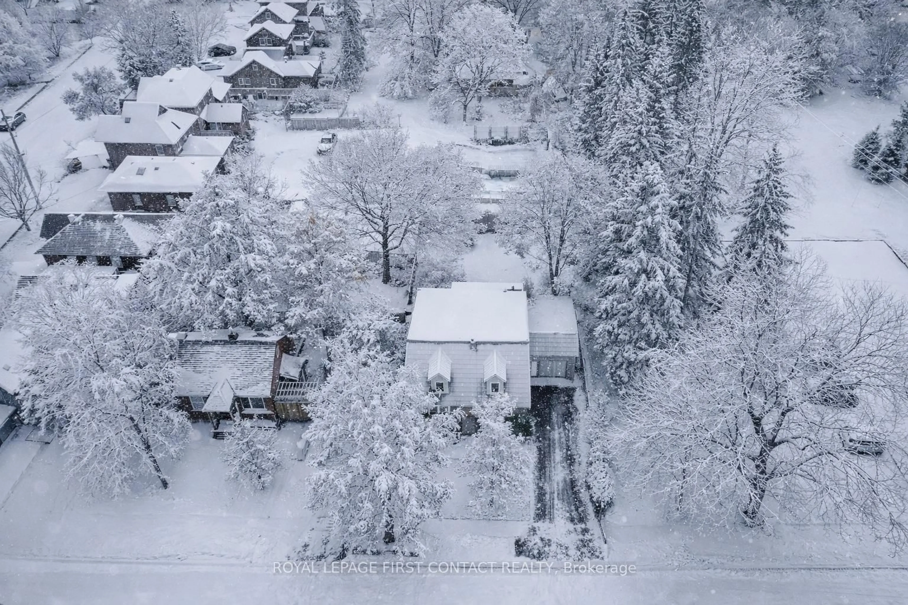 A pic from outside/outdoor area/front of a property/back of a property/a pic from drone, street for 25 Holgate St, Barrie Ontario L4N 2T6