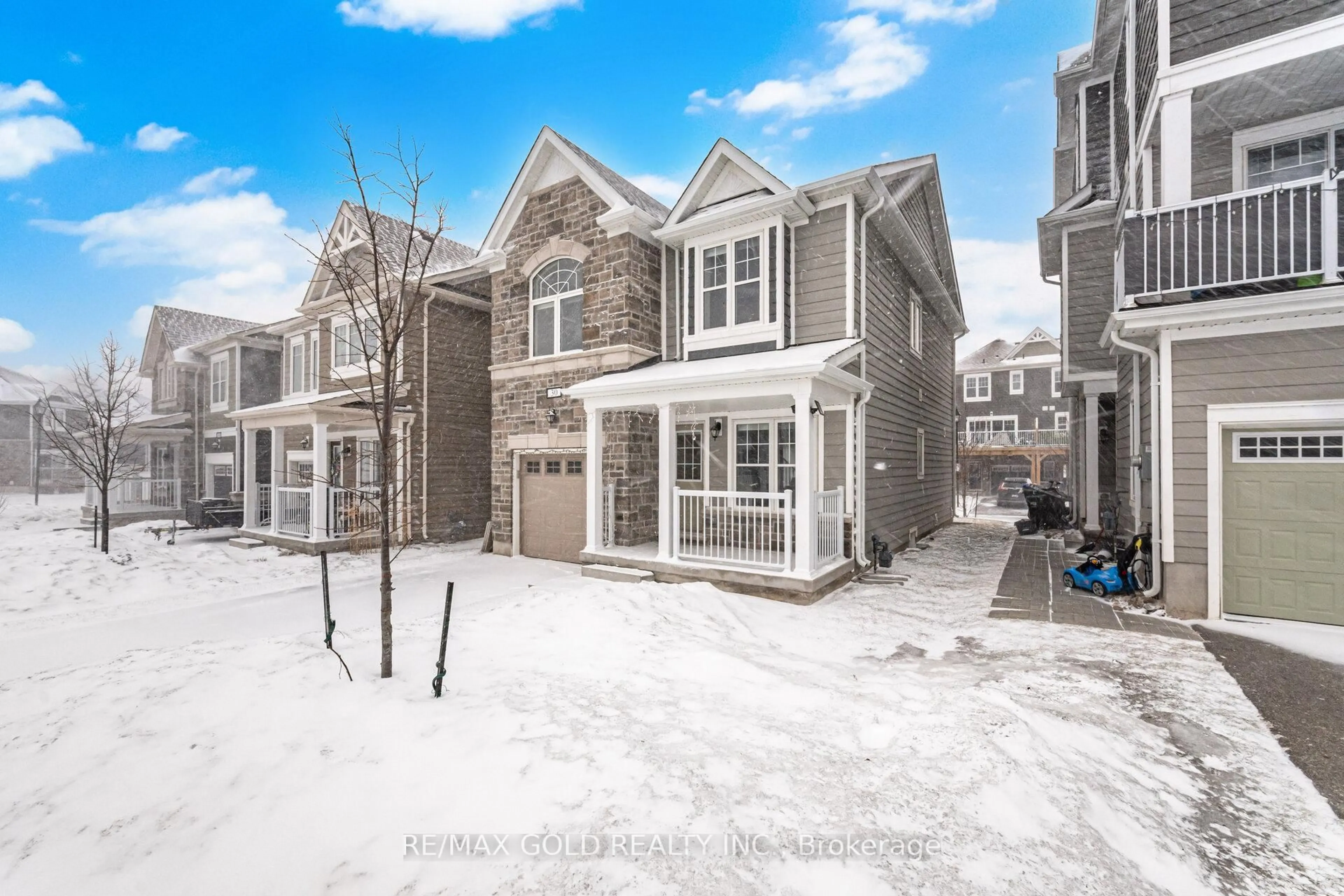 A pic from outside/outdoor area/front of a property/back of a property/a pic from drone, street for 30 Hills Thistle Dr, Wasaga Beach Ontario L9E 0J3