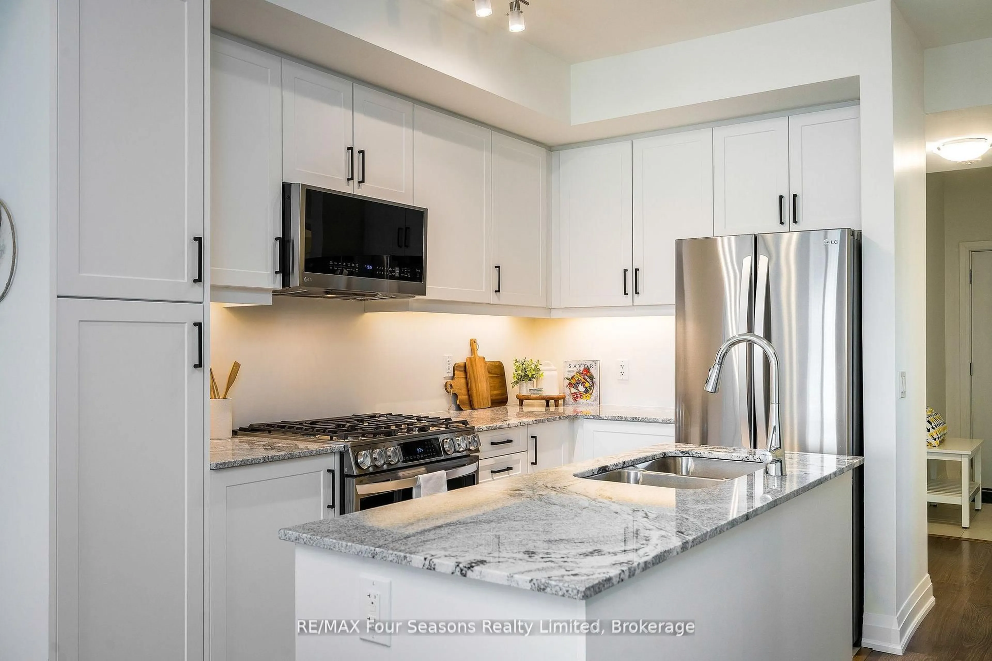 Contemporary kitchen, ceramic/tile floor for 17 Spooner Cres #208, Collingwood Ontario L9Y 1T3