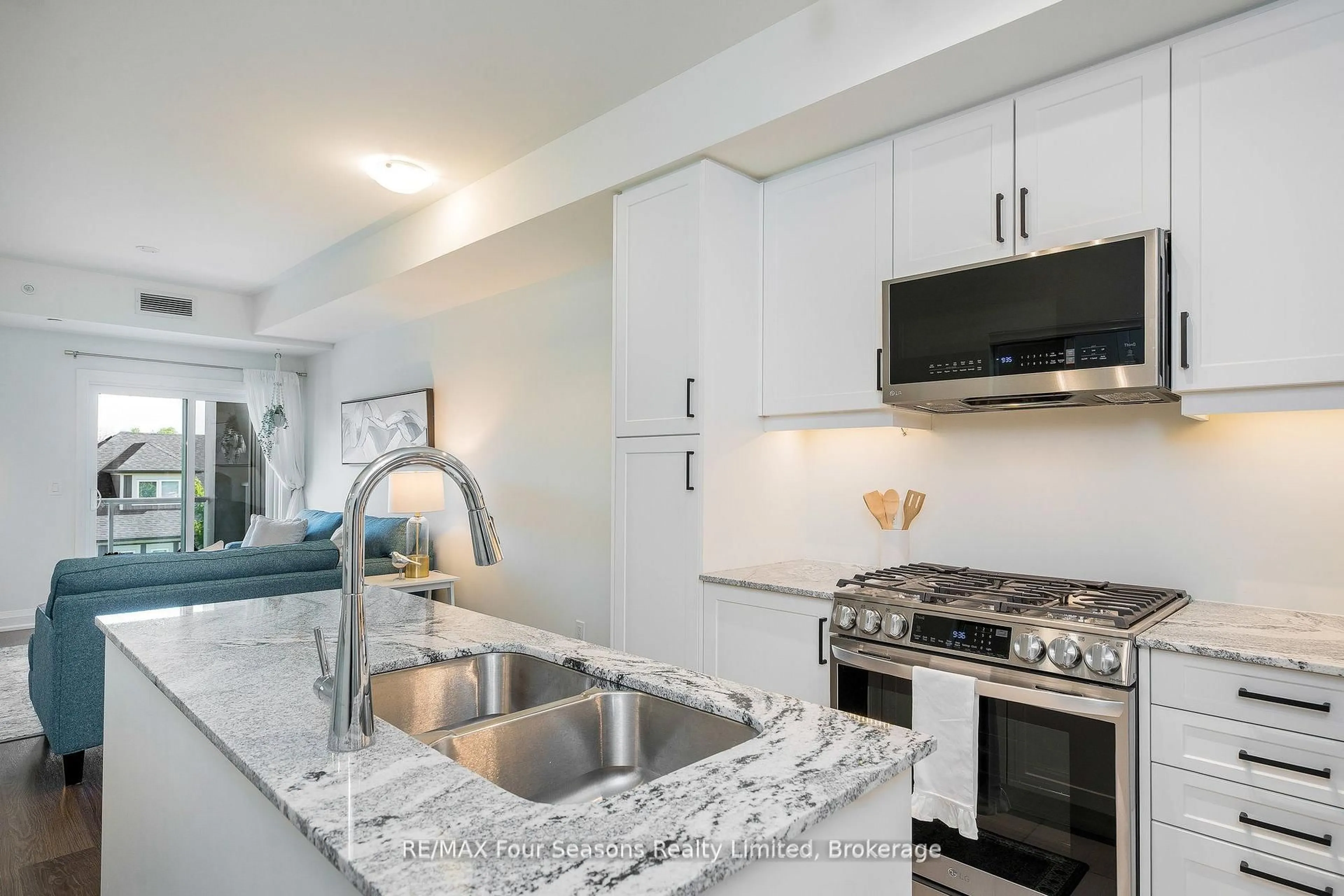 Open concept kitchen, ceramic/tile floor for 17 Spooner Cres #208, Collingwood Ontario L9Y 1T3