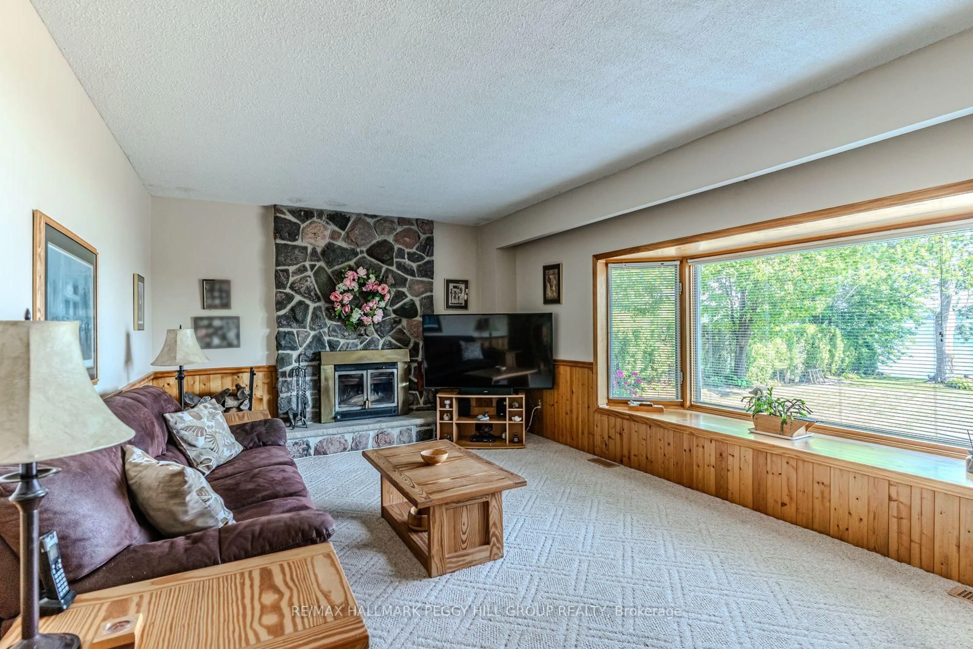 Living room with furniture, unknown for 39 Grandview Cres, Oro-Medonte Ontario L0L 2E0