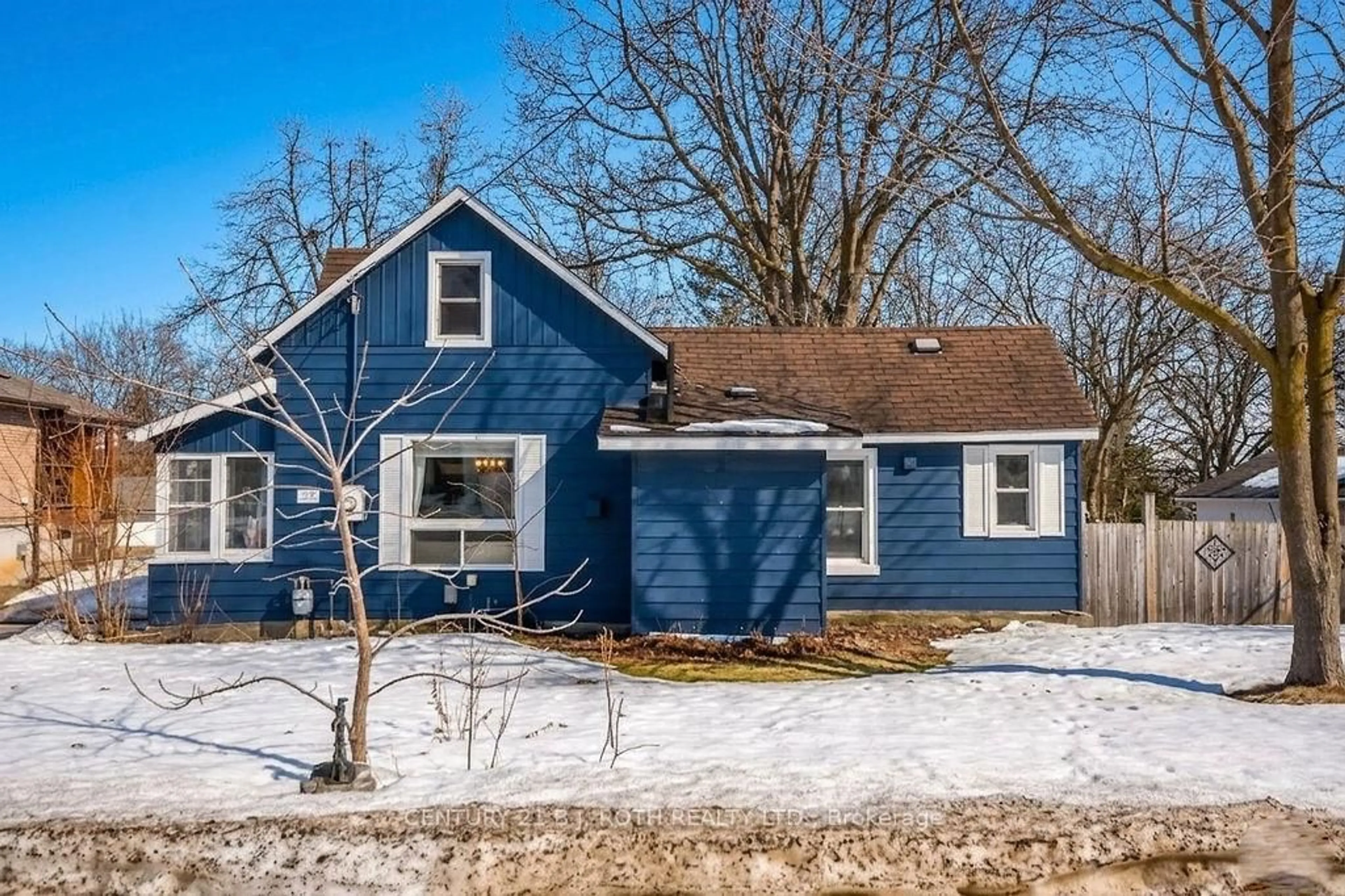 Home with vinyl exterior material, street for 39 Grove St, Barrie Ontario L4N 1M6