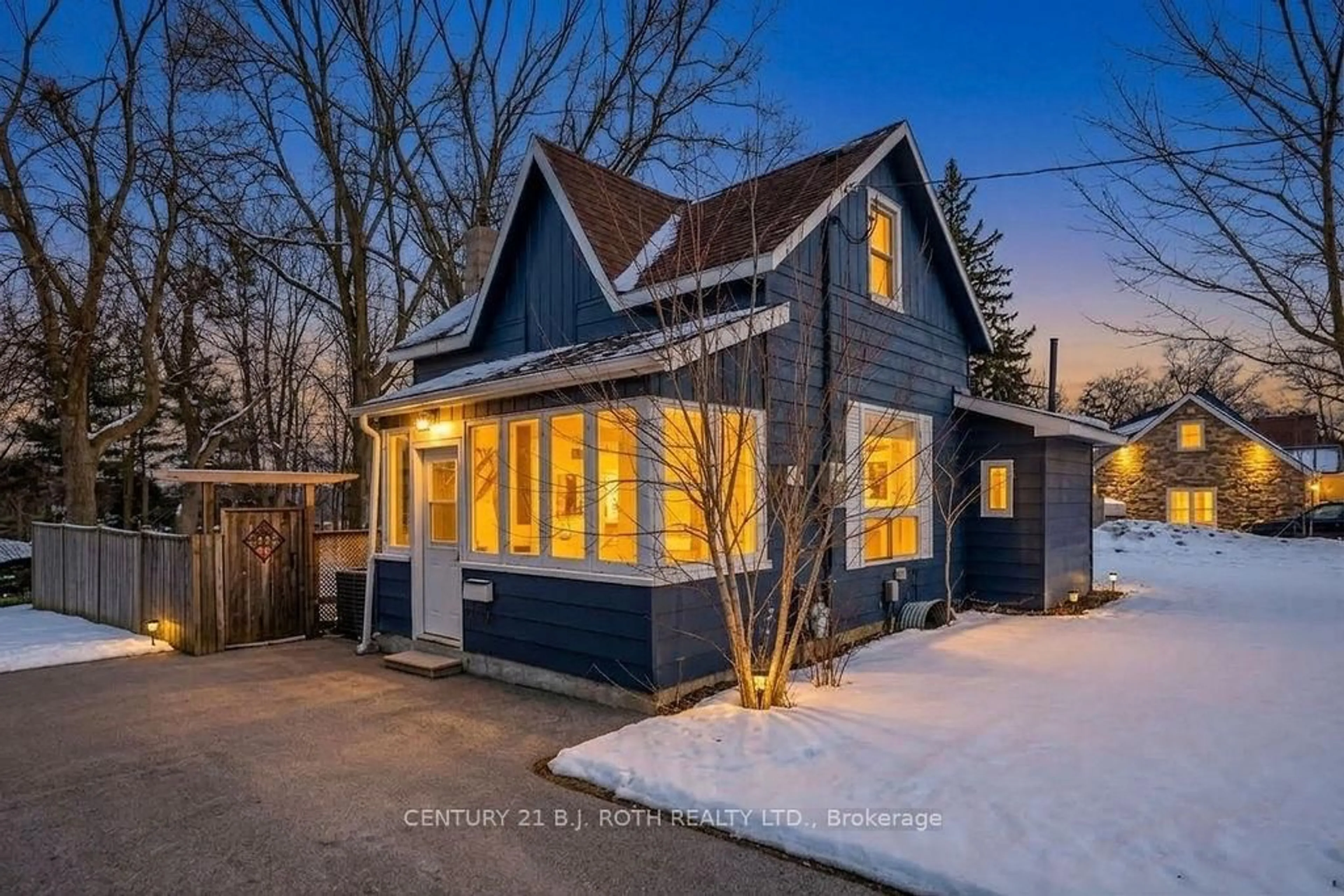 Home with brick exterior material, street for 39 Grove St, Barrie Ontario L4N 1M6