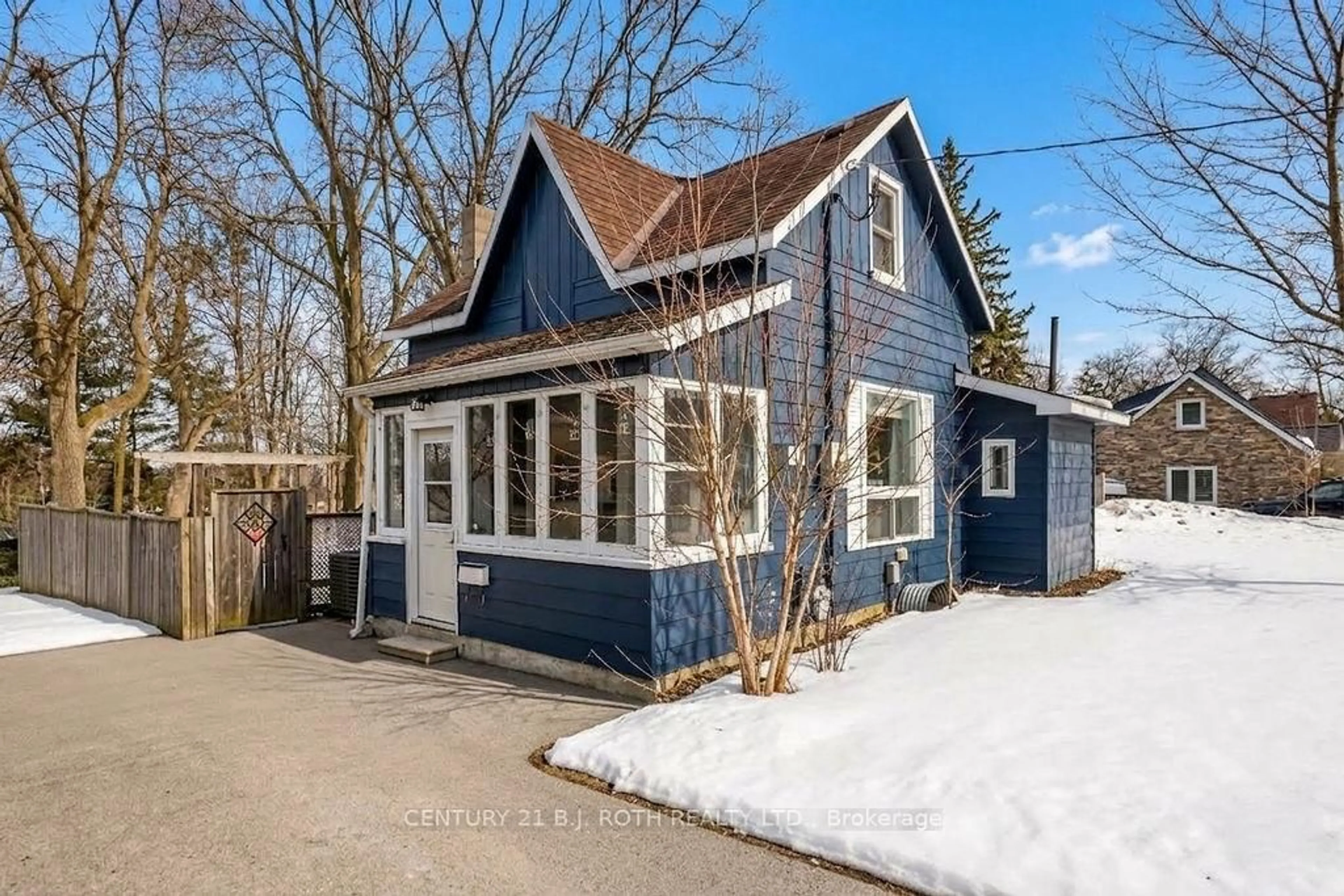 Home with brick exterior material, street for 39 Grove St, Barrie Ontario L4N 1M6