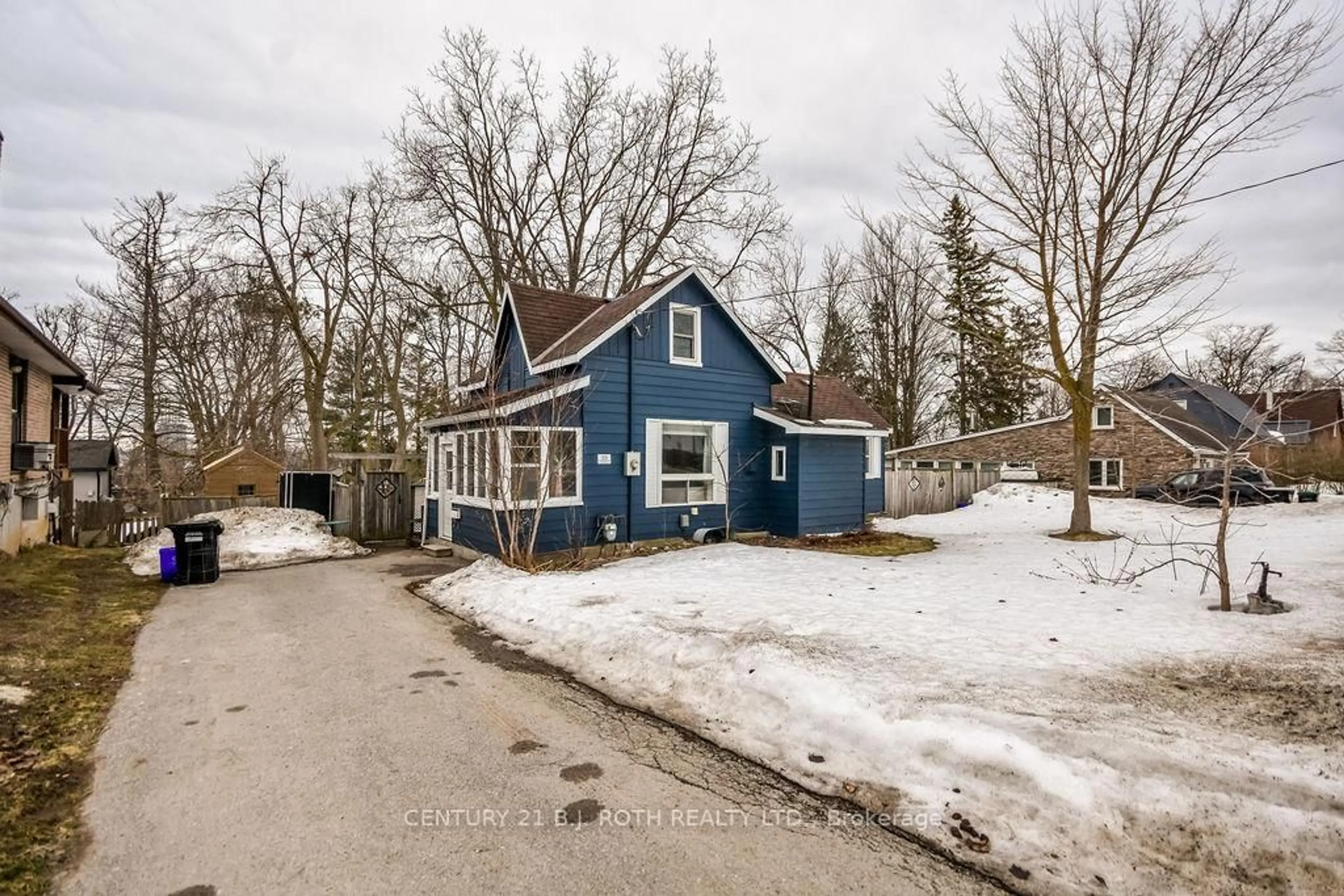 A pic from outside/outdoor area/front of a property/back of a property/a pic from drone, street for 39 Grove St, Barrie Ontario L4N 1M6