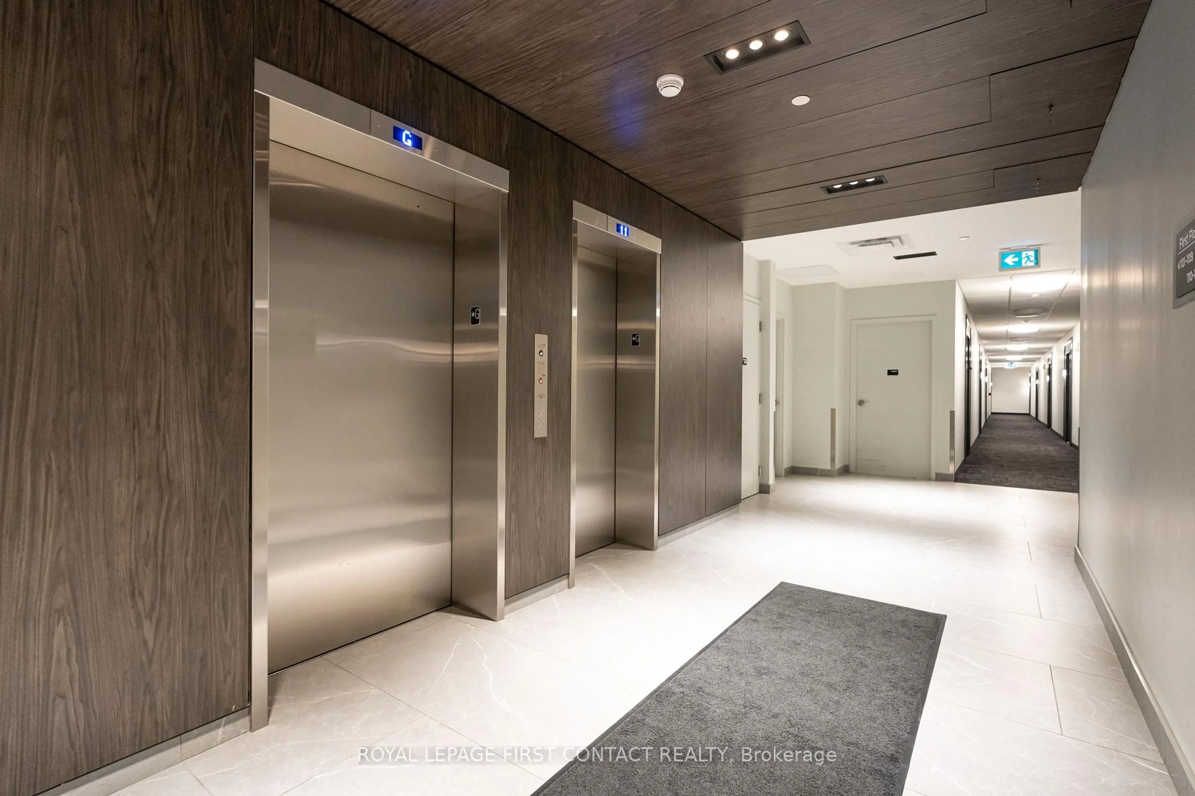 Indoor foyer for 58 Lakeside Terr #106, Barrie Ontario L4M 0L5