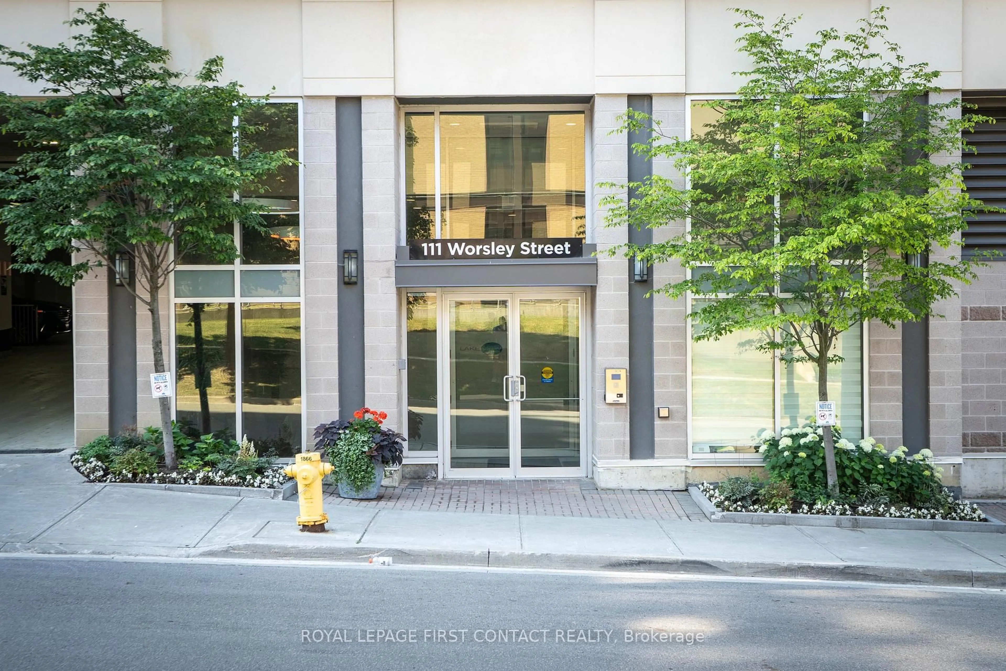 Indoor foyer for 111 WORSLEY St #PH5, Barrie Ontario L4M 0J5